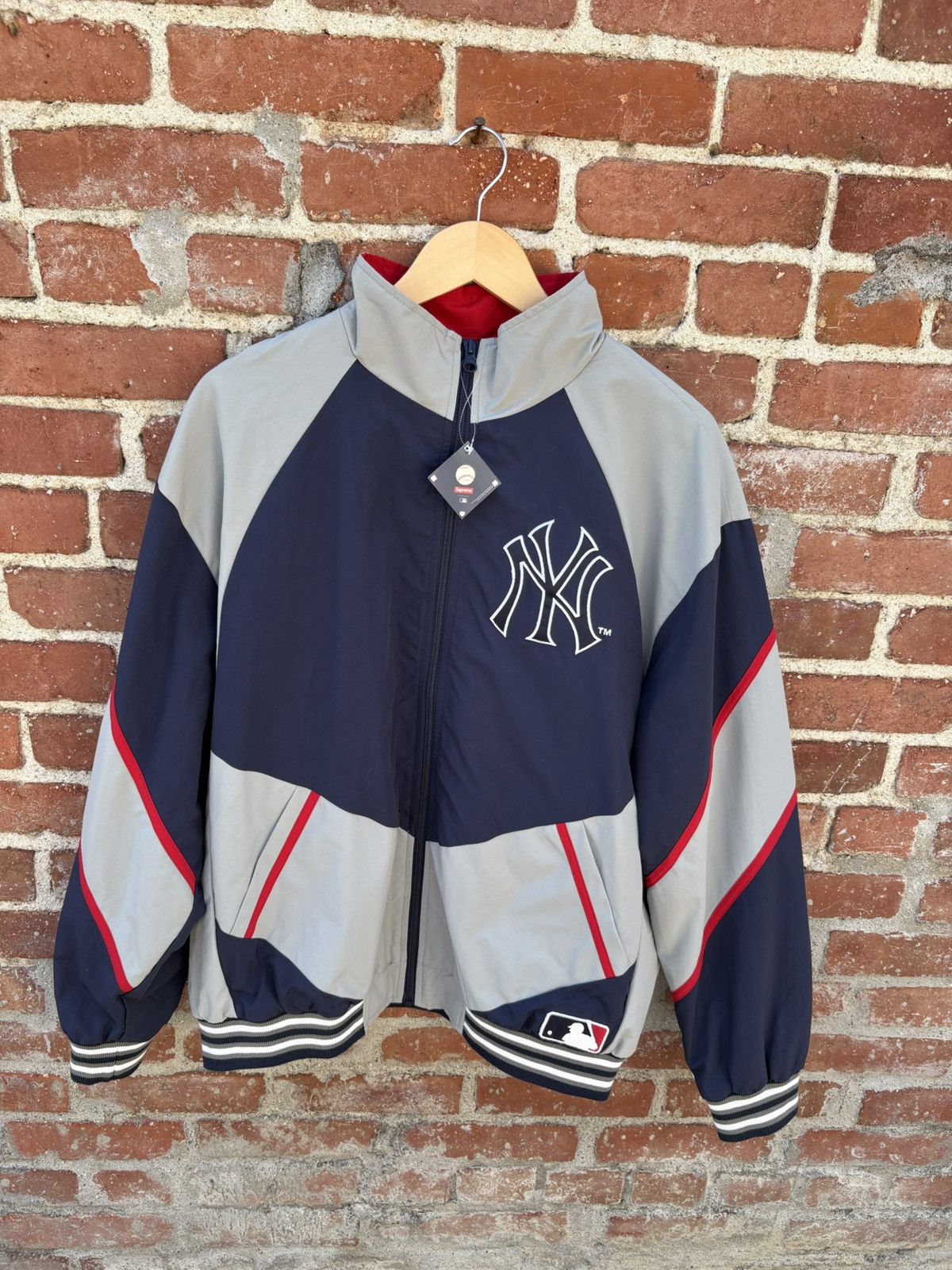 ジャケット・アウター supreme new york yankees track jacket Supreme New York Yankees™ GORE-TEX 700-Fill Down Jacket (FW21) - $668