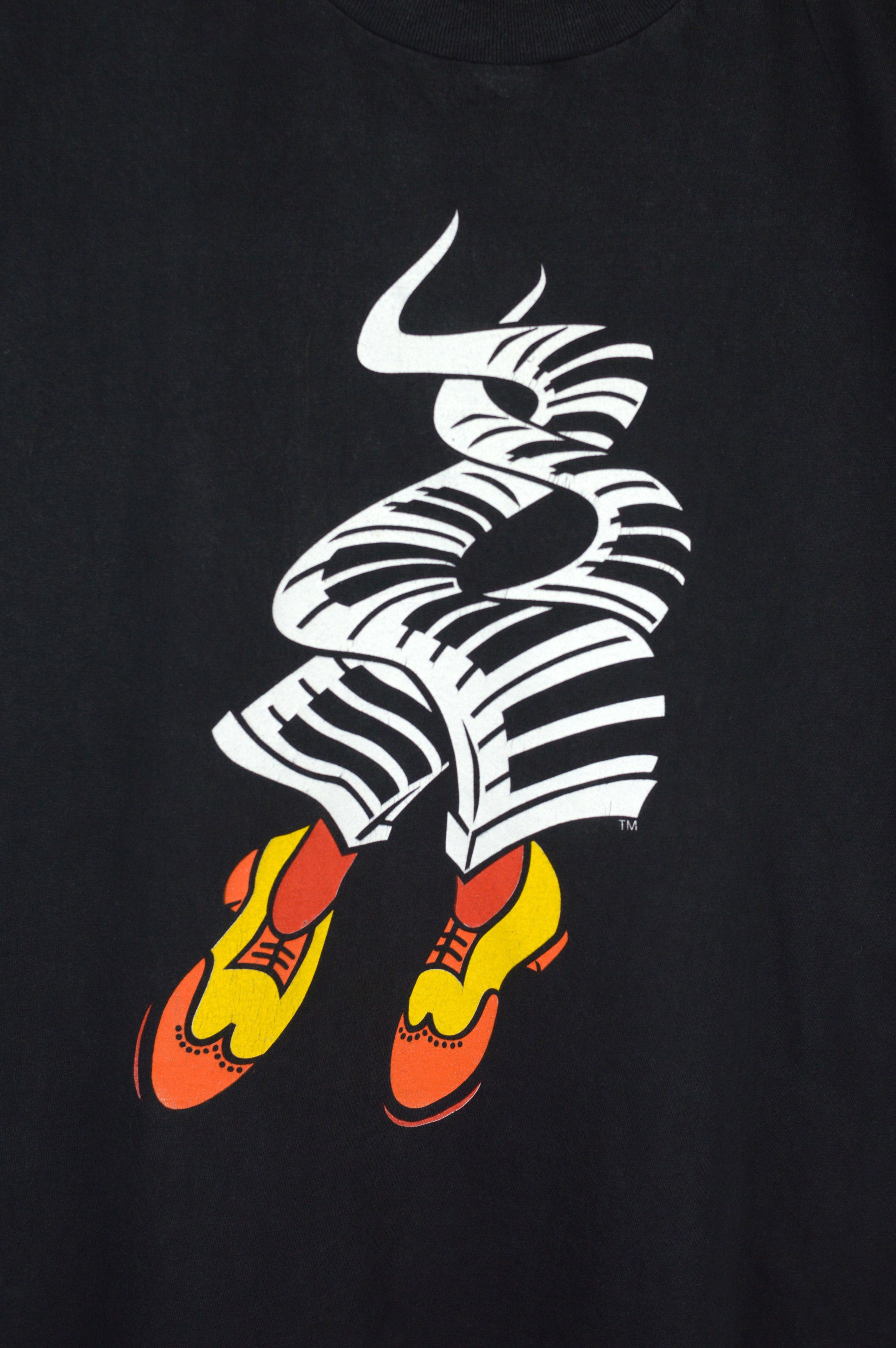 Vintage Vintage Hot Shoe Shuffle 90s t shirt Size US XL / EU 56 / 4 - 3 Thumbnail