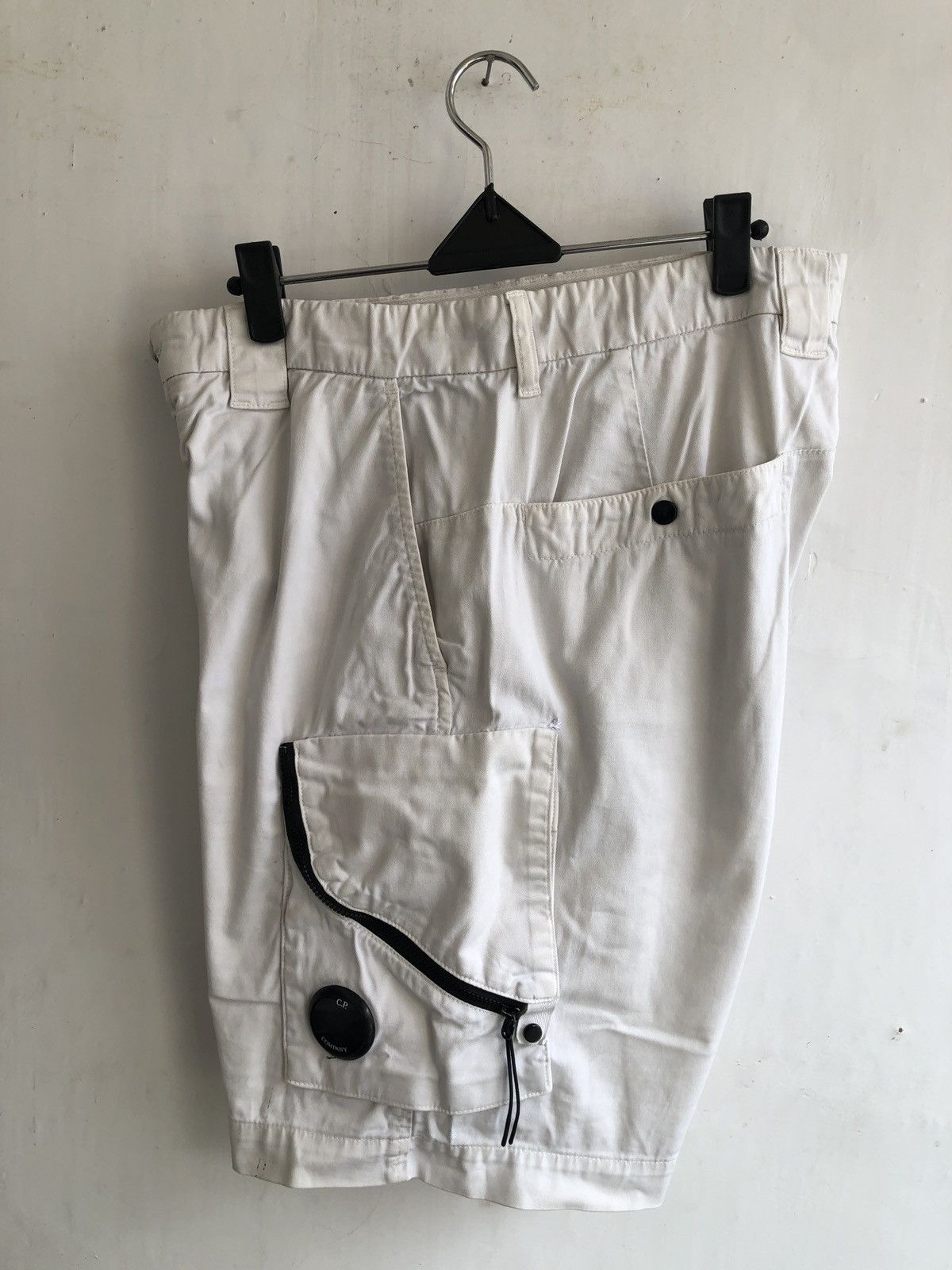 C.P. Company CP COMPANY LENS SHORT CARGO Size US 34 / EU 50 - 1 Thumbnail