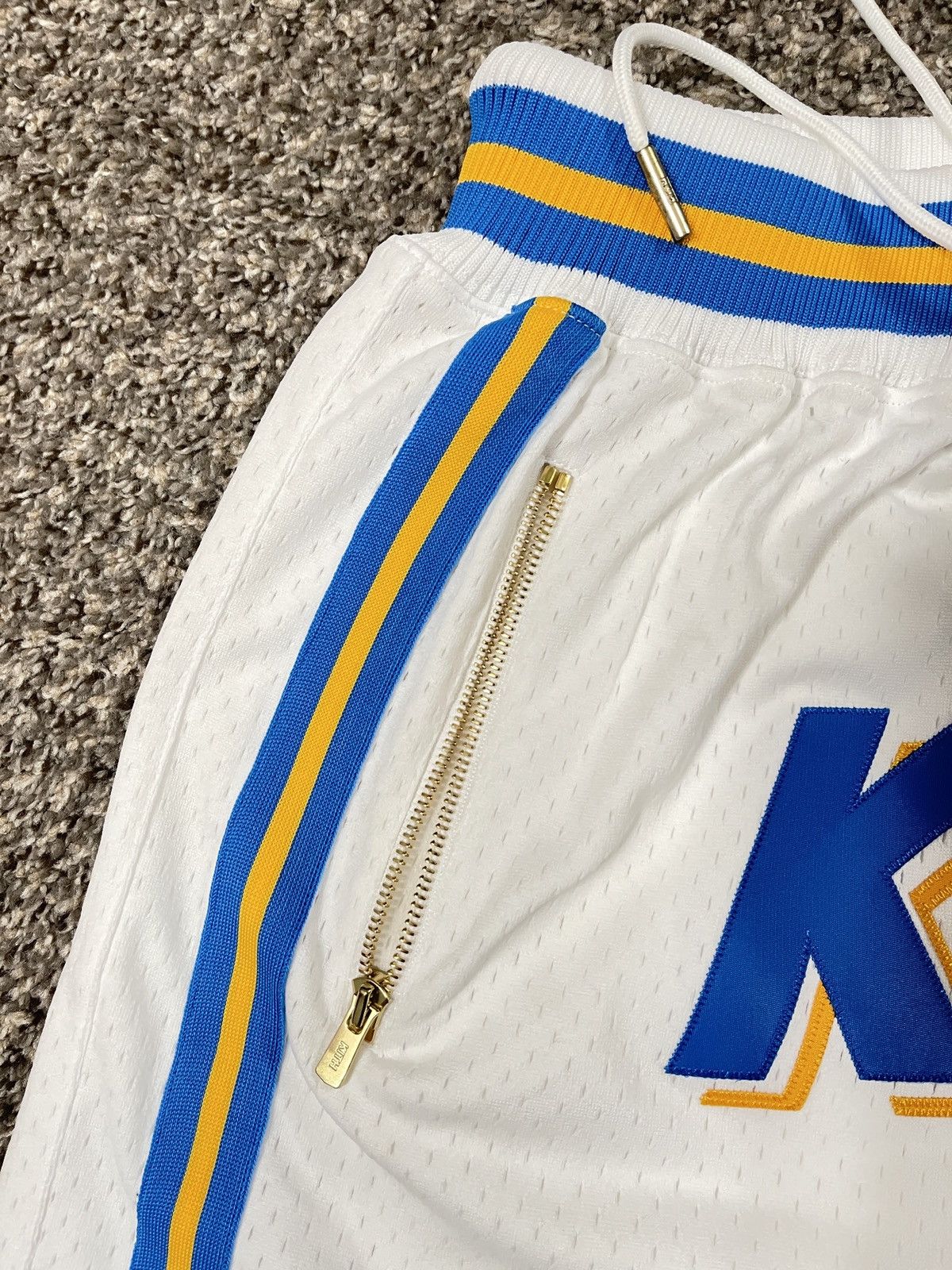 Just Don × Kith × Mitchell & Ness Kith Mitchell and Ness NBA LA GSW Basketball Shorts Size M Size US 32 / EU 48 - 4 Thumbnail