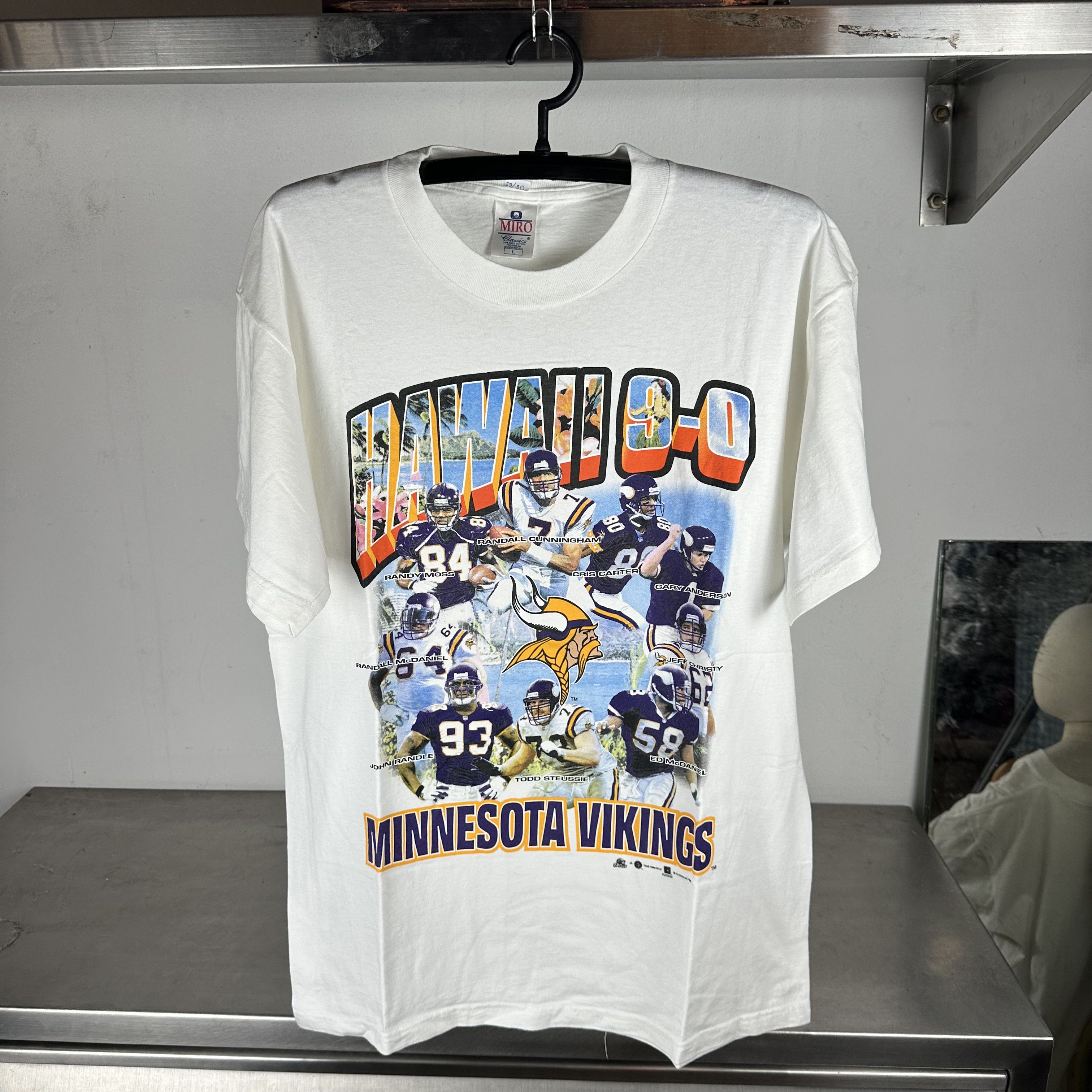 Vintage 1998 Minnesota Vikings Hawaii 9-0 NFL Graphic T-Shirt Size US XL / EU 56 / 4 - 1 Thumbnail