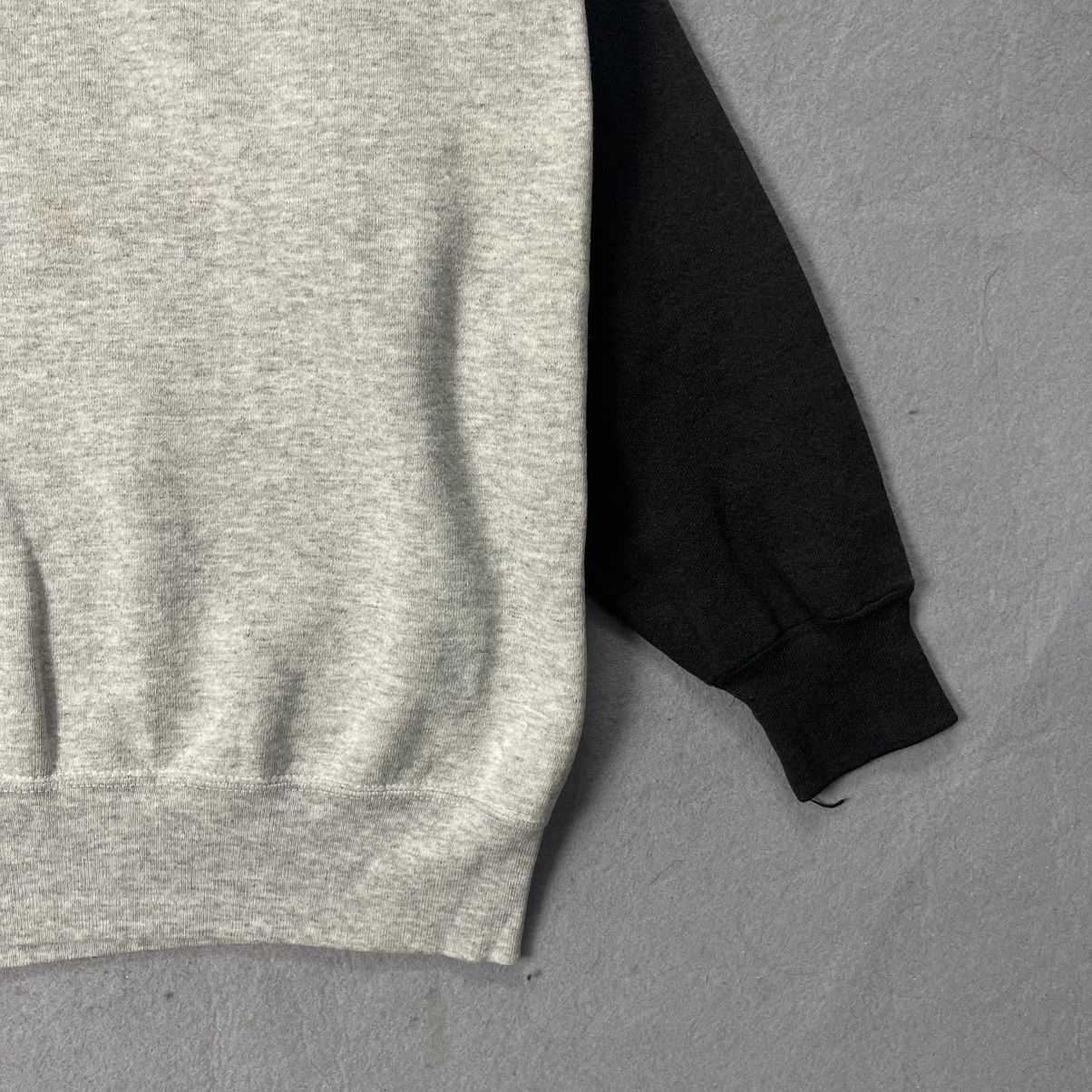 Vintage Vintage 80s Medallion Raglan Crewneck Sweatshirt Gray Black Size US L / EU 52-54 / 3 - 3 Thumbnail