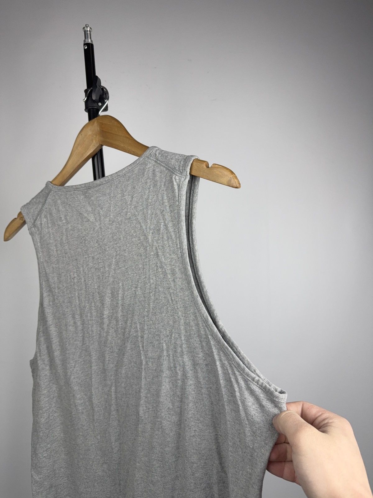 Nike 00s Vintage Nike Minimalist Sleeveless Tank Top Grey Swoosh Size US L / EU 52-54 / 3 - 10 Thumbnail