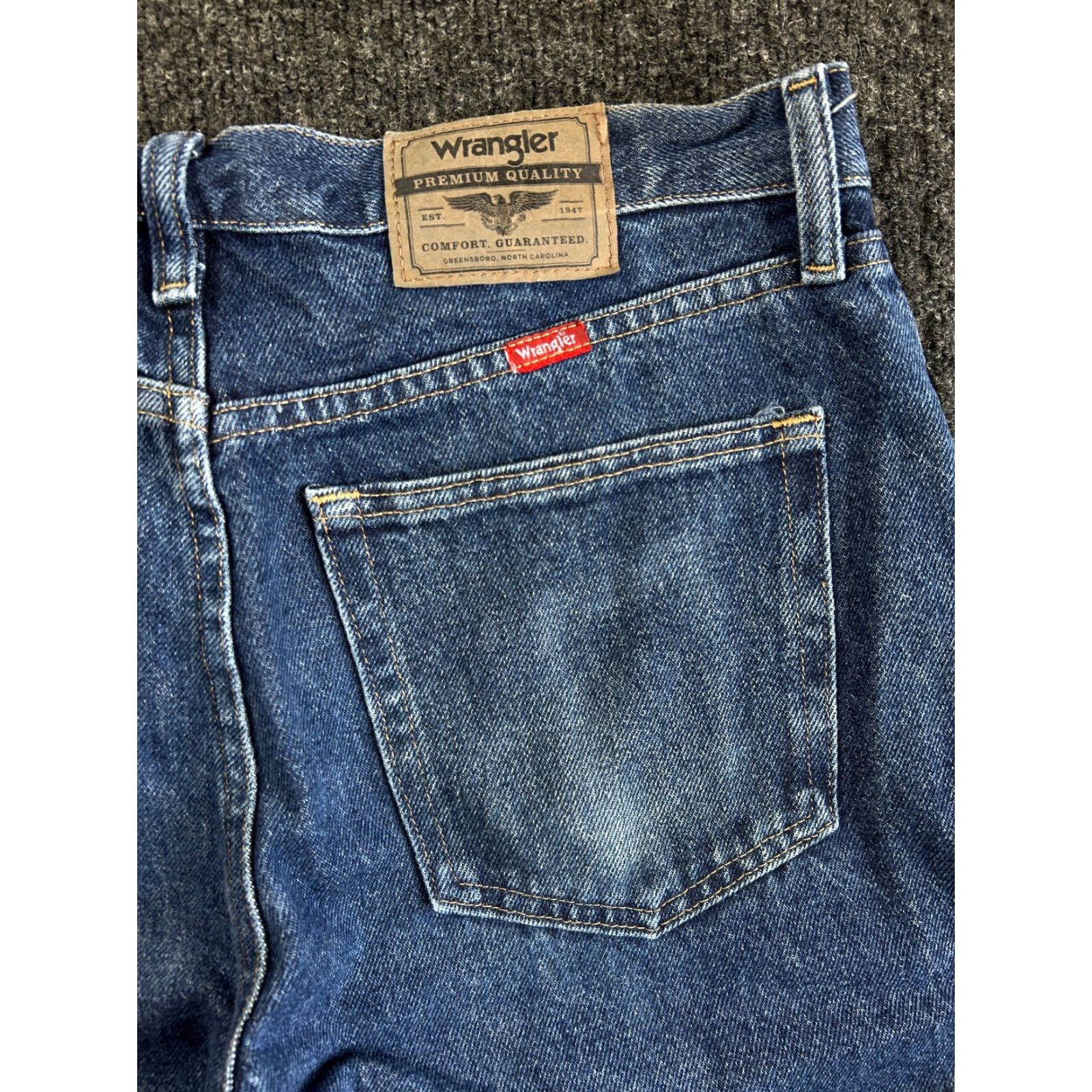 Wrangler VINTAGE Wrangler Regular Jeans 32 x 22 Distressed Blue Denim 5-Pocket 96501MR Mens Waist 32 Inseam 32 Straight Style Regular Fit Work Denim jeans Size US 32 / EU 48 - 3 Thumbnail