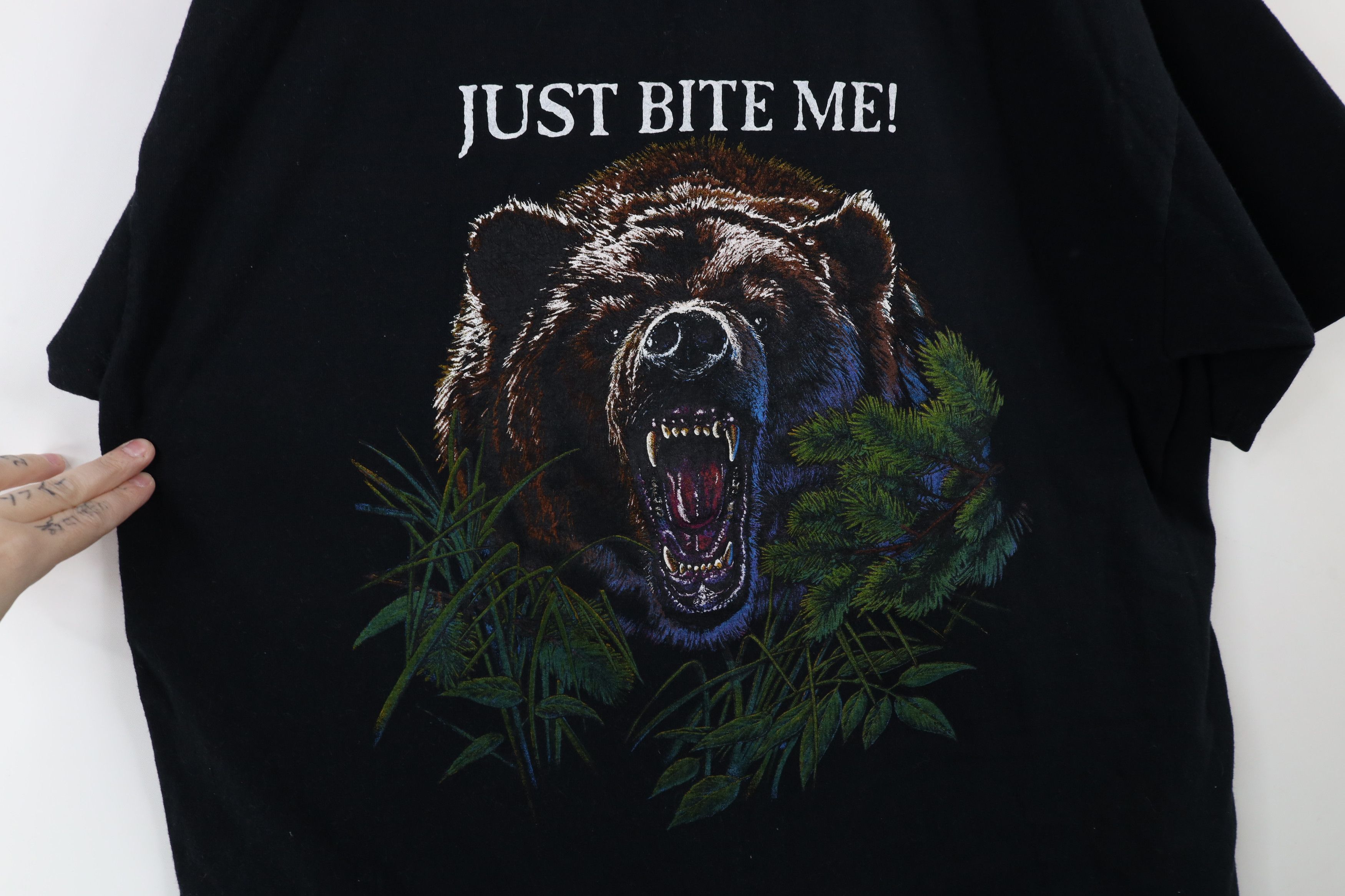 Vintage Vintage 90s Streetwear Bite Me Nature Bear T-Shirt Black Size US L / EU 52-54 / 3 - 4 Thumbnail
