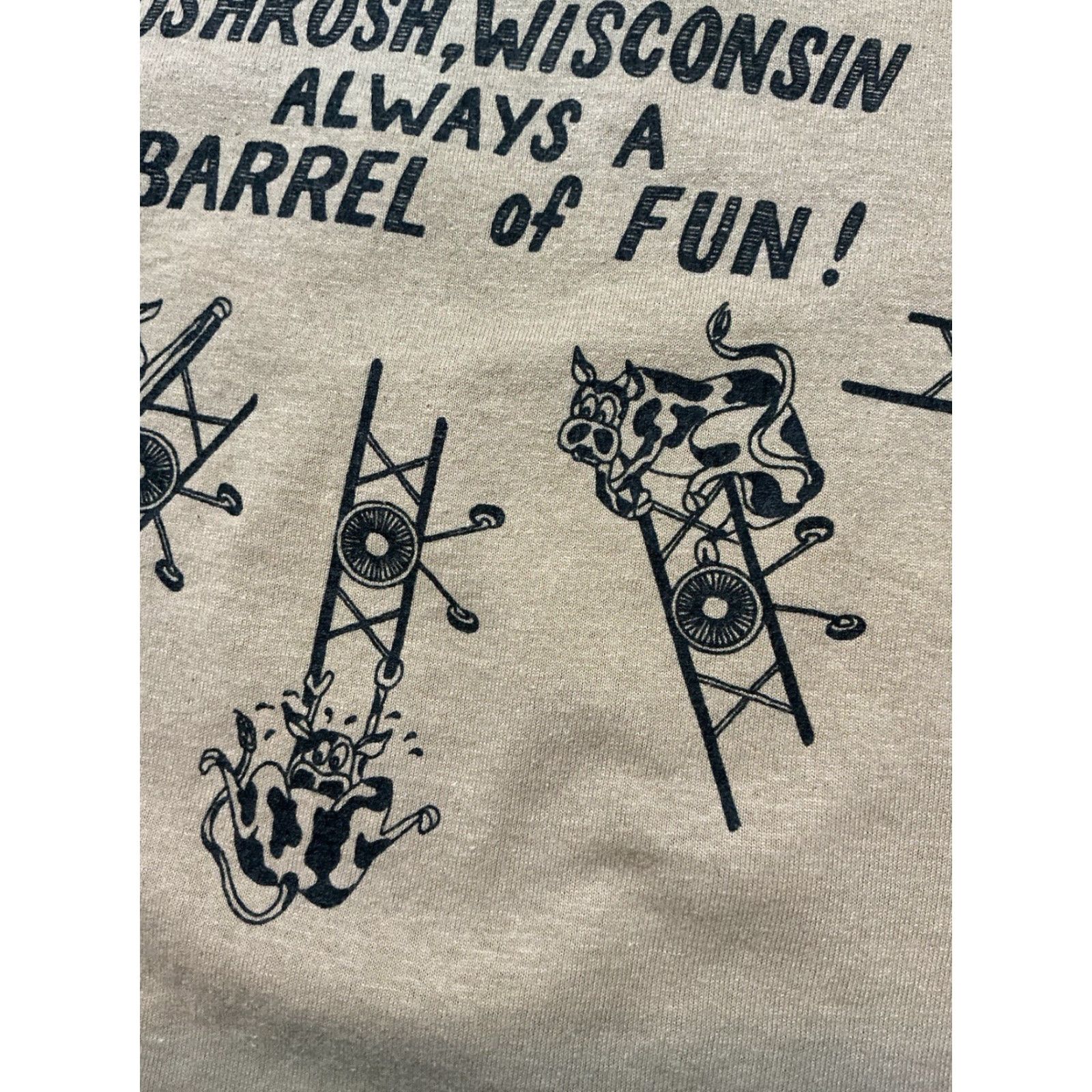 Gildan OshKosh Wisconsin Always Barrel Fun Flying Cows Plane Aviation Graphic T-Shirt M Mens Beige Size US M / EU 48-50 / 2 - 6 Thumbnail