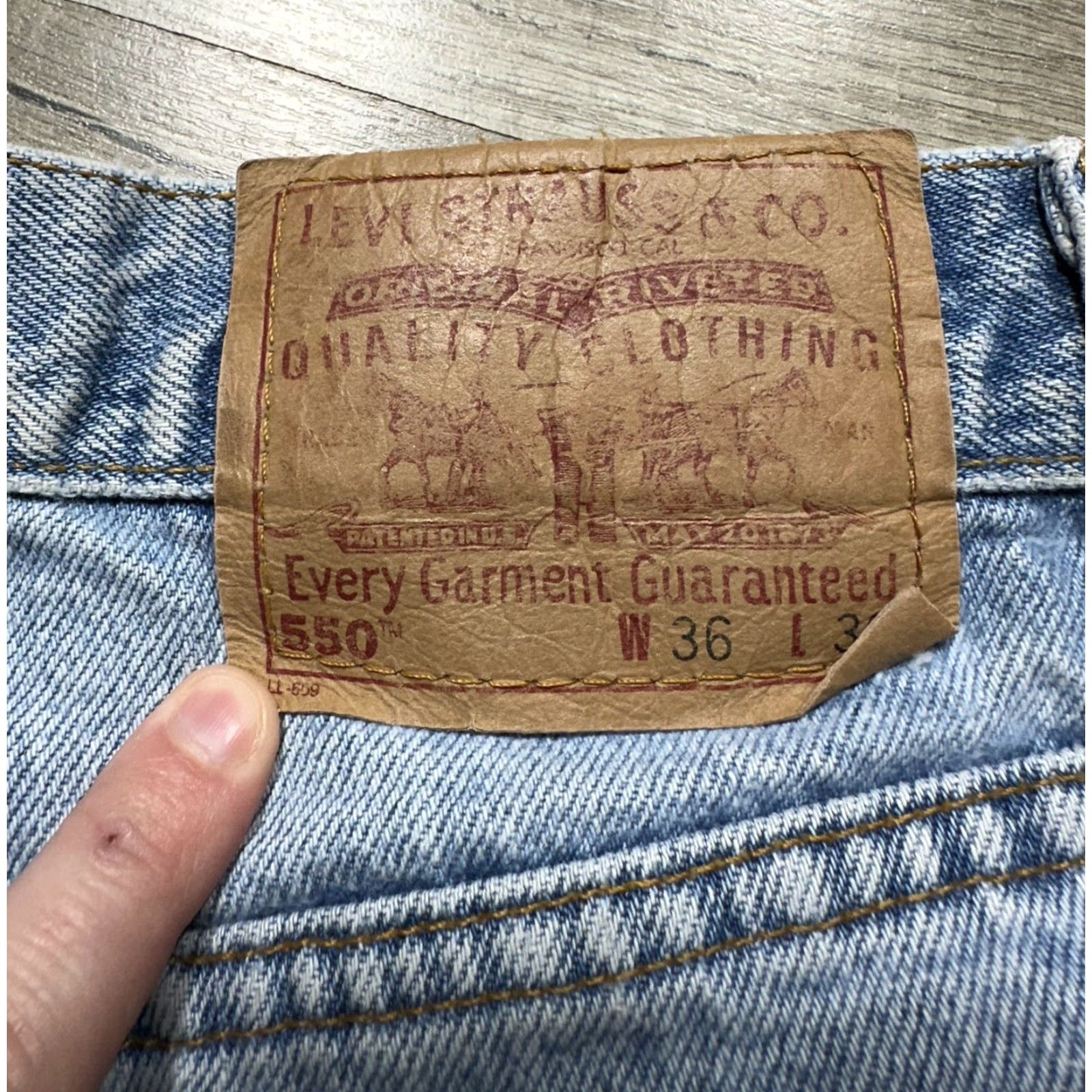Levi's VINTAGE Levi’s 550 Jeans Straight Leg Relaxed Fit Light Wash 35 X 28.5 Mens Levi's 550 80s 90s Grunge Logo USA Jeans Size US 35 - 4 Thumbnail