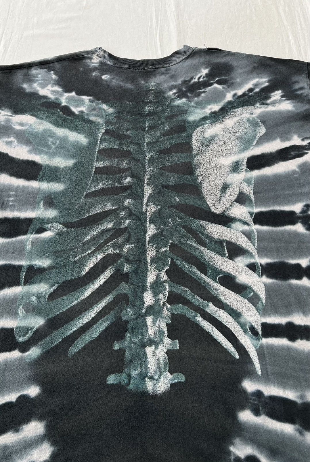 Vintage Vintage 90s Planet Earth Skeleton Ribs Tie Dye T-shirt Size US L / EU 52-54 / 3 - 16 Thumbnail
