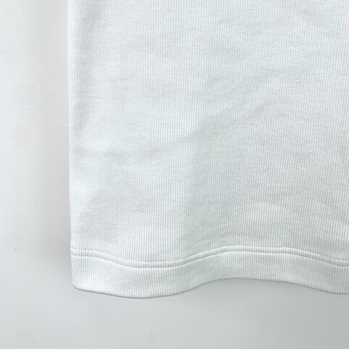 Chanel Chanel White Camellia Embossed Short Sleeve T-shirt K26WX Size XXS / US 00 / IT 34 - 5 Thumbnail