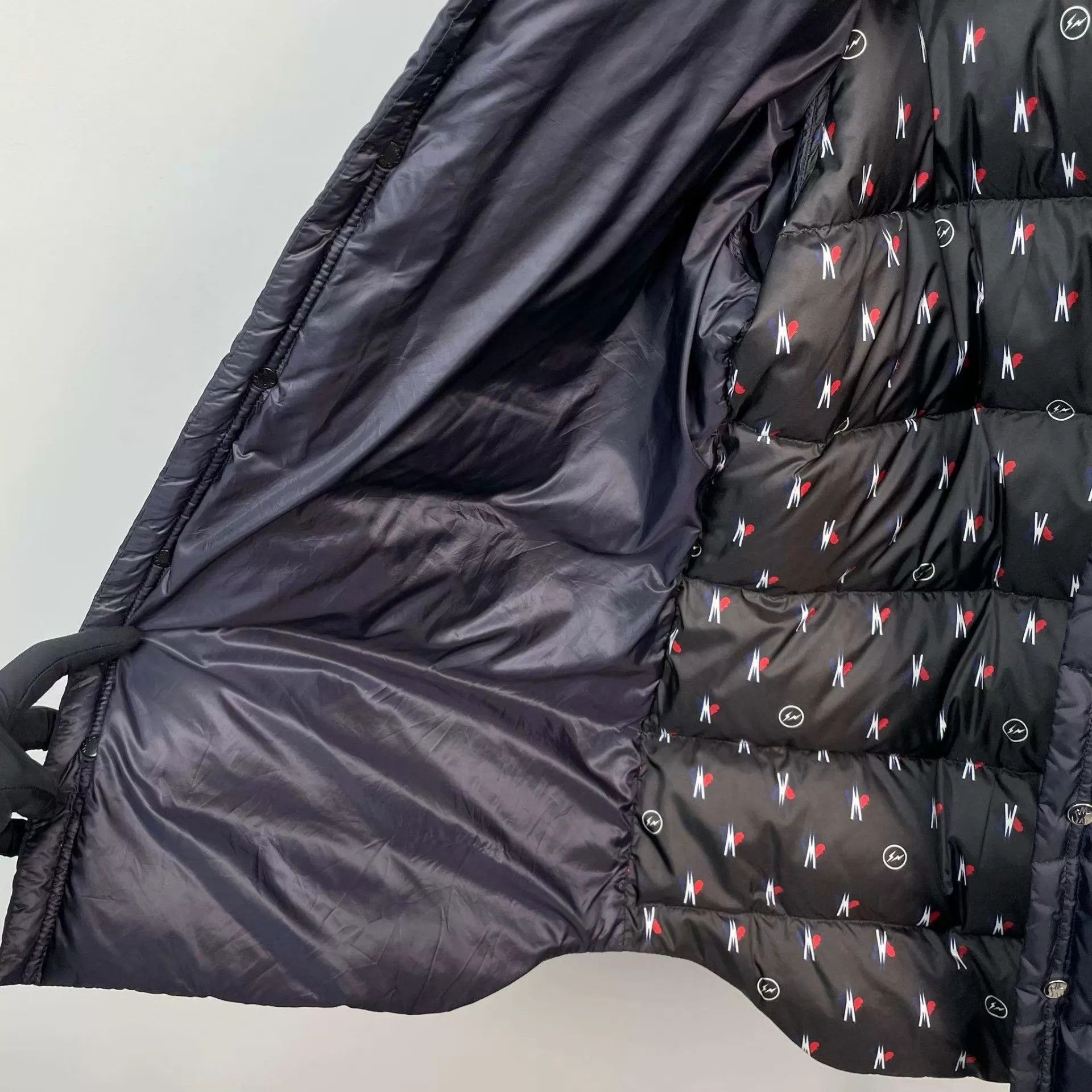 Moncler Moncler light down jacket 95 new size 3 black 18 Size US L / EU 52-54 / 3 - 9 Thumbnail