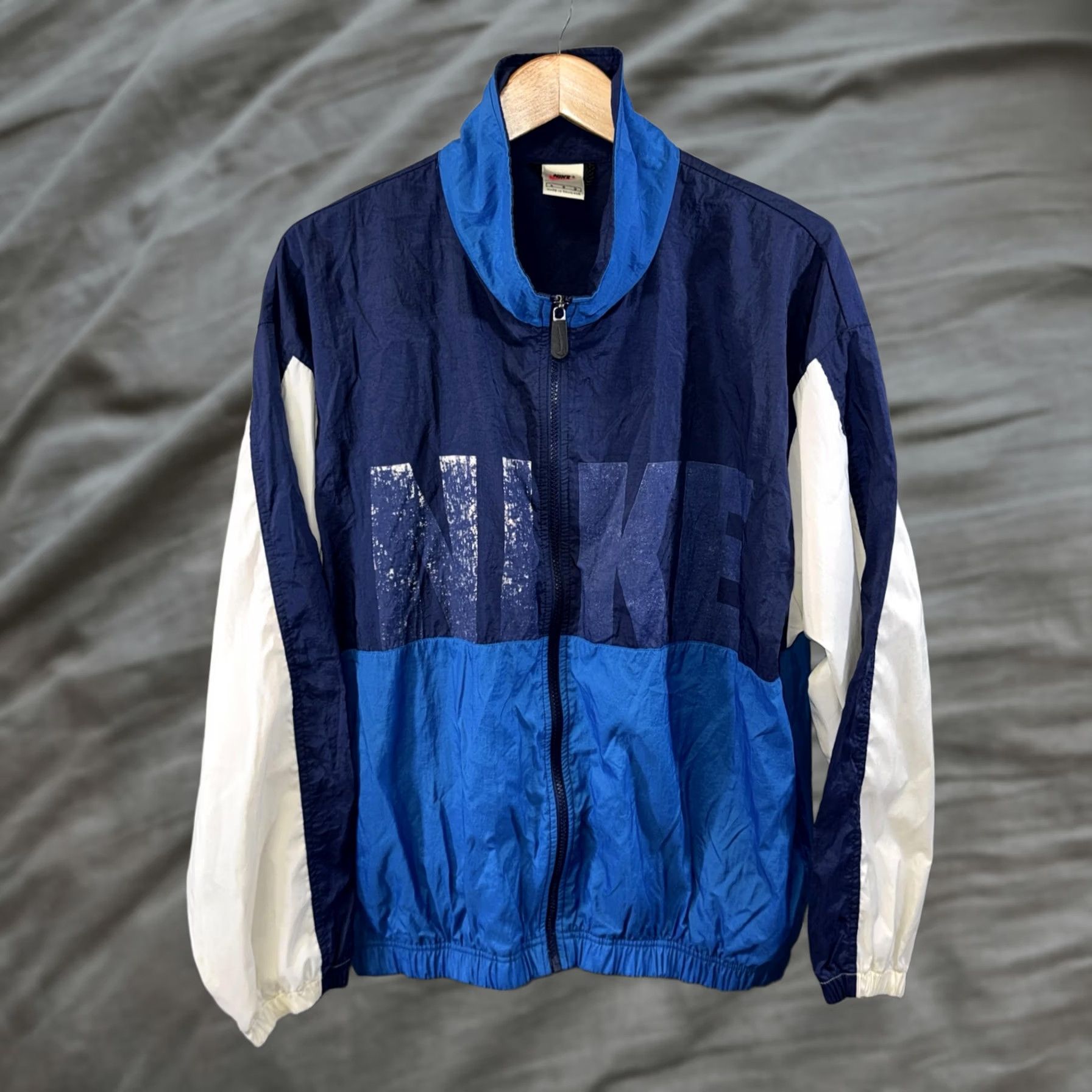 Nike VINTAGE Nike Windbreaker Jacket Mens Large Blue White Full Zip 90s Swoosh Logo Size US L / EU 52-54 / 3 - 1 Thumbnail
