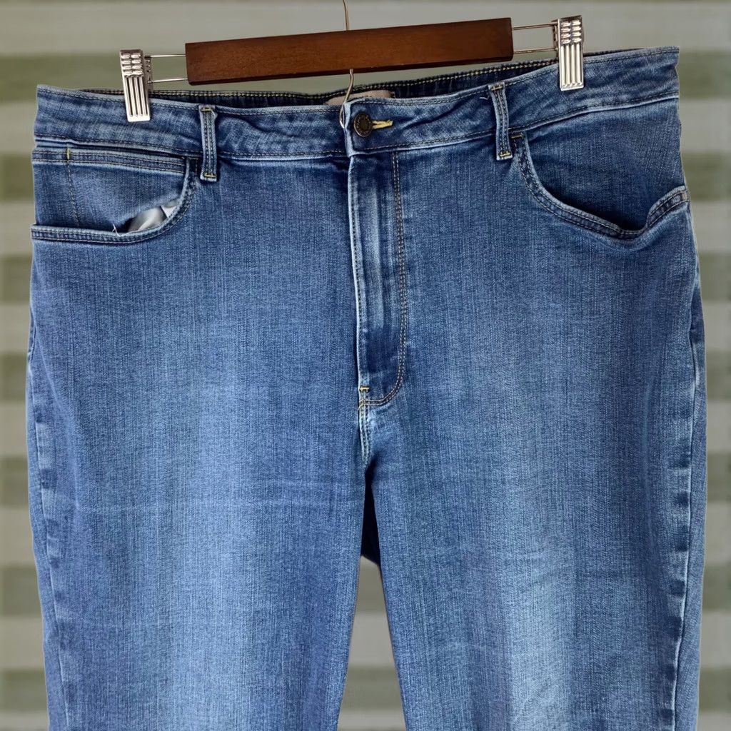 Wrangler Wrangler Jeans Womens 18W 30in Blue High Rise True Straight Stretch Medium Wash Jeans Size 40" / US 18 - 1 Thumbnail