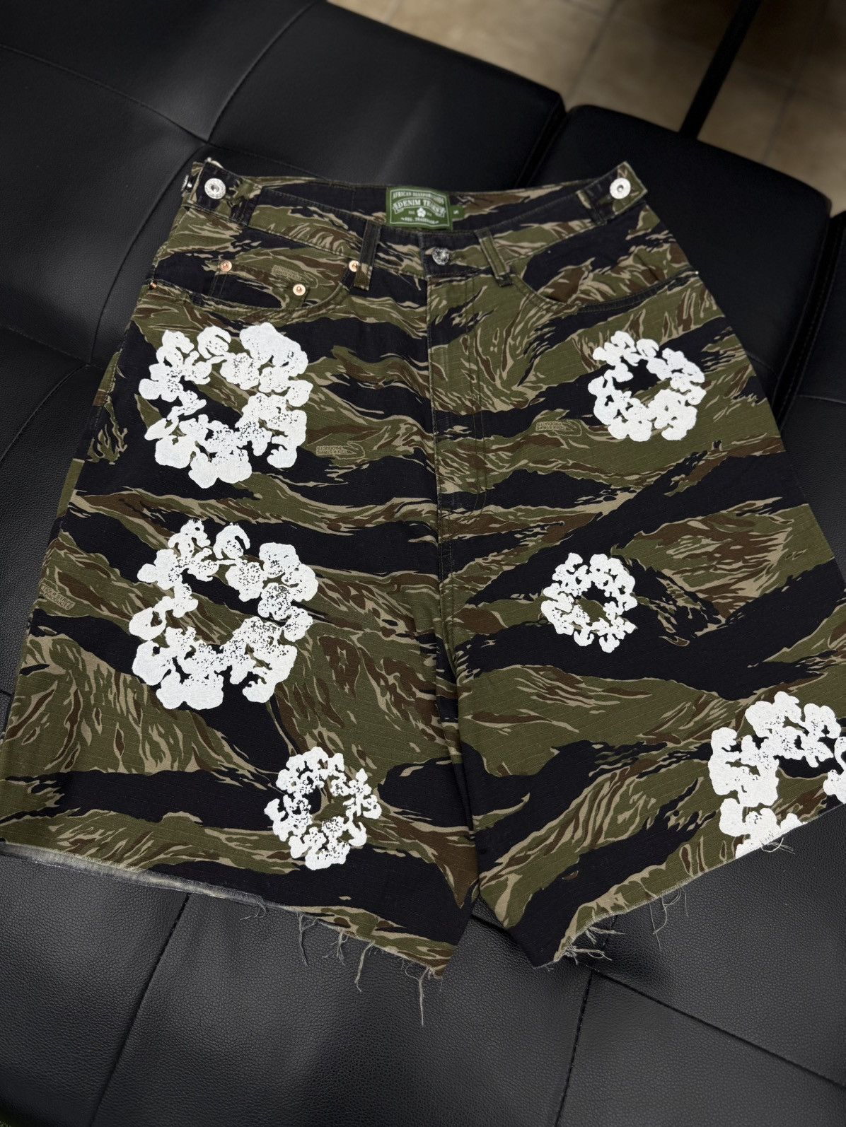 DENIM TEARS Denim Tears Cotton Wreath 2025 Shorts Size S Camo (NEW) Size US 29 - 2 Thumbnail