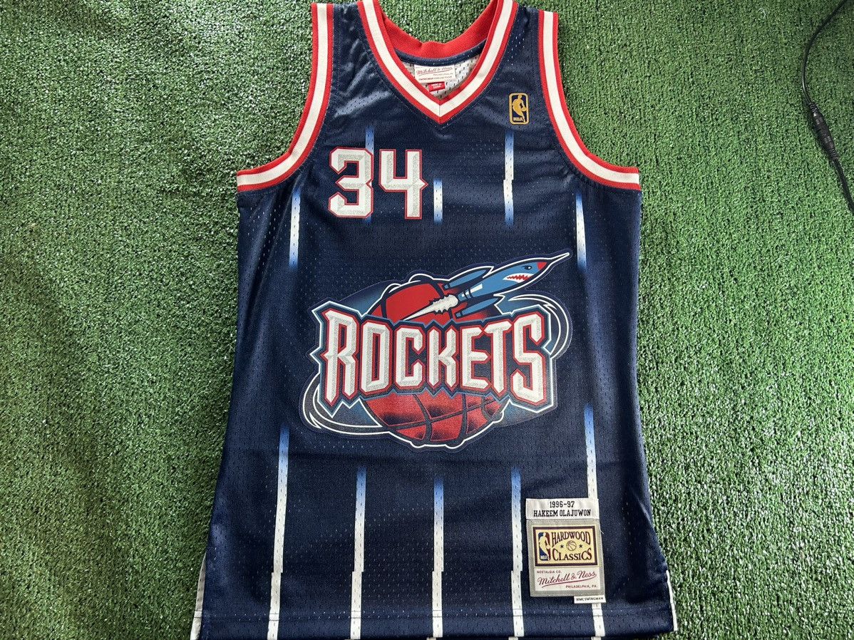 Mitchell & Ness × NBA Hakeem Olajuwon Houston Rockets Mitchell & Ness size S Size US S / EU 44-46 / 1 - 1 Thumbnail