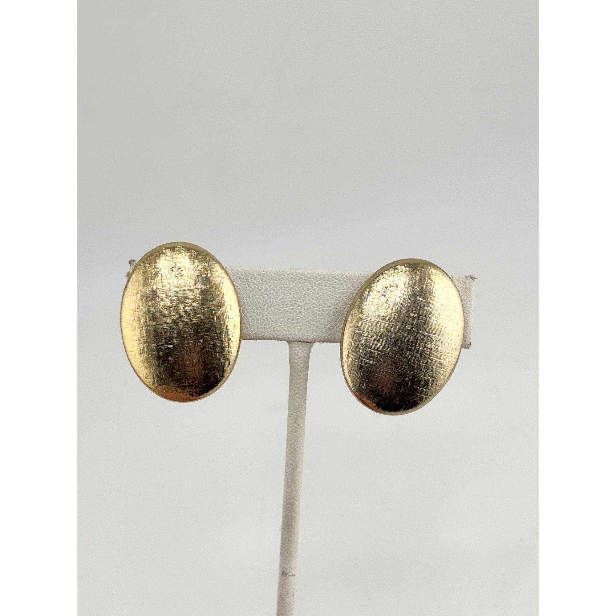 Vintage Vintage brushed gold tone clip on earrings Size ONE SIZE - 2 Thumbnail
