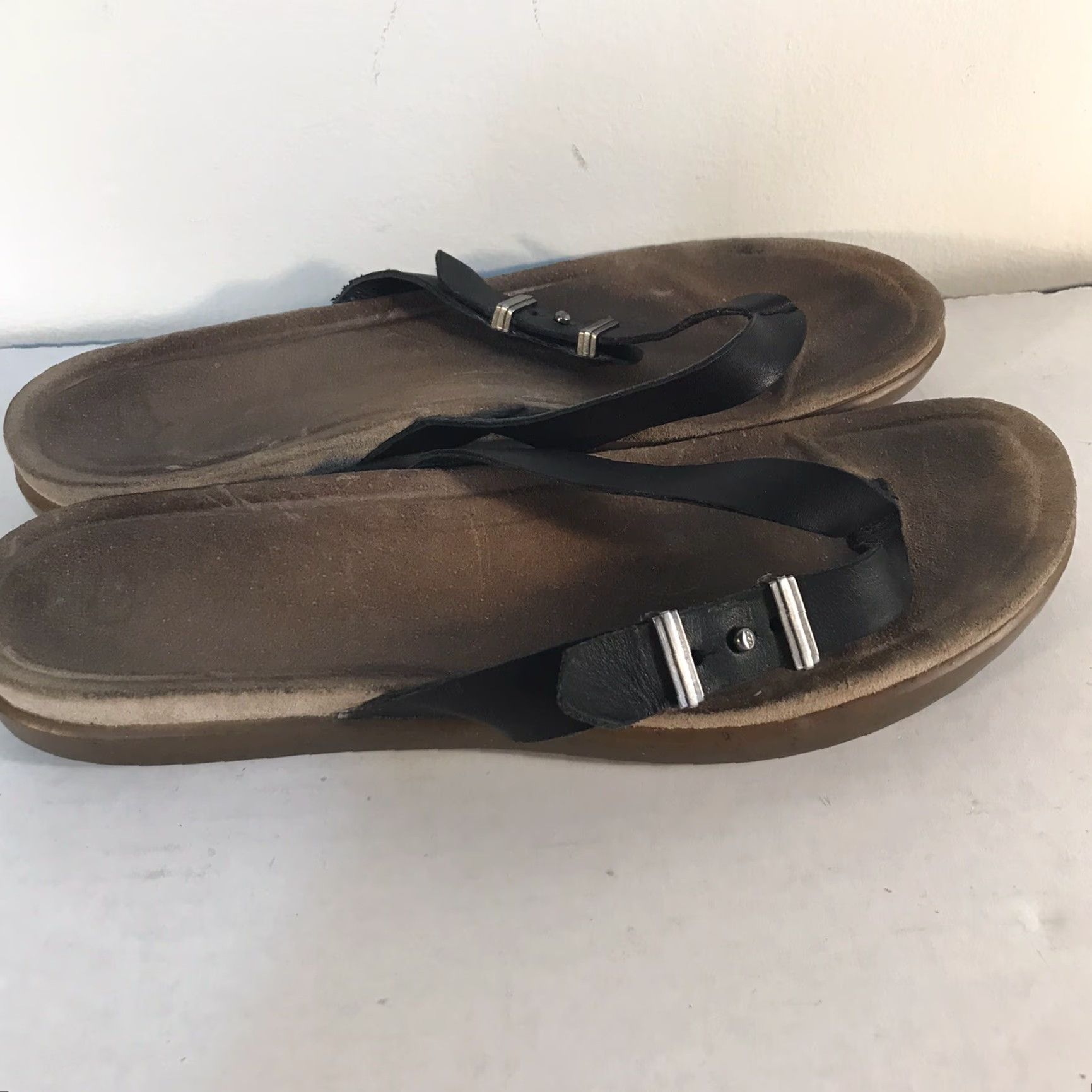 Ugg Ugg Women’s Leather Flip Flops Size 9 Black Adjustable Sandals Summer Casual Comfort Size US 9 / IT 39 - 2 Thumbnail