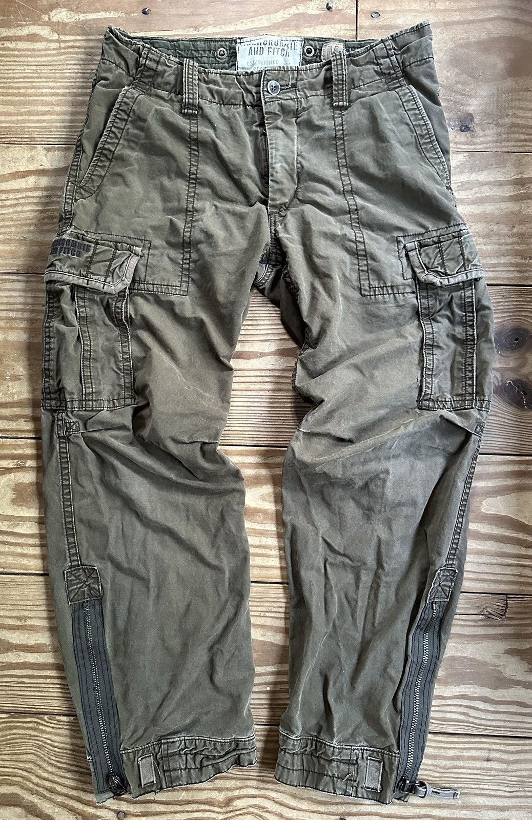 image of Abercrombie Fitch x Vintage Y2K Abercrombie & Fitch Paratrooper Cargo Pants in Green (Size 36)