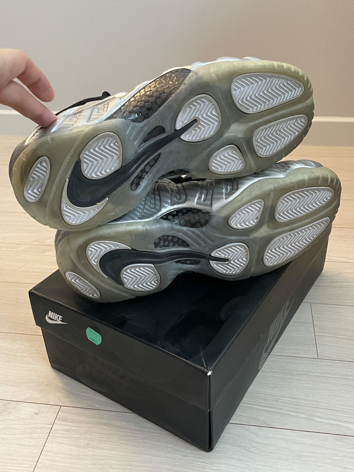 Nike Air Foamposite Pro Metallic Silver Size US 8.5 / EU 41-42 - 3 Thumbnail