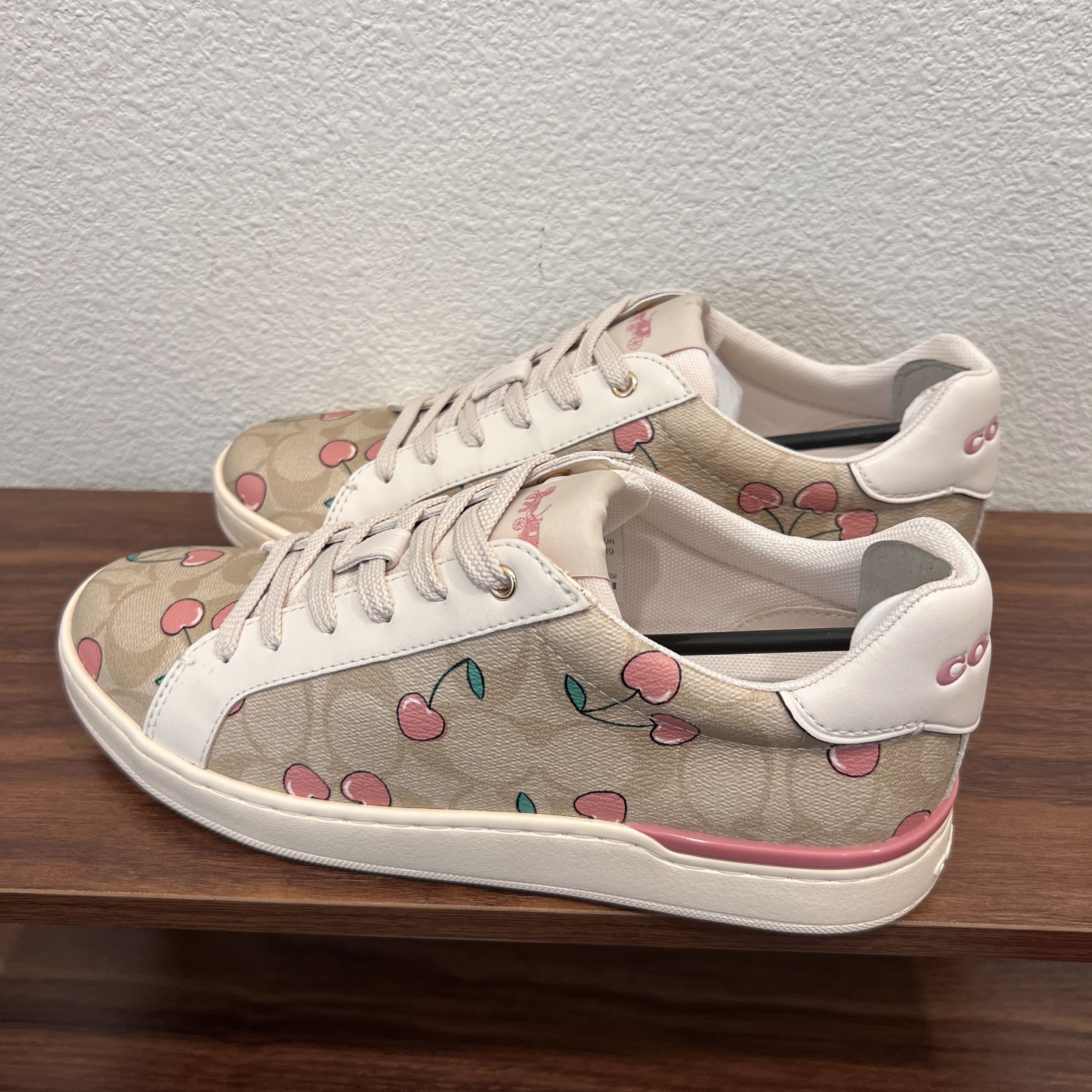 NWT Coach Clip Low Top Sneaker In Signature Canvas With Heart Cherry Print popular 8.5