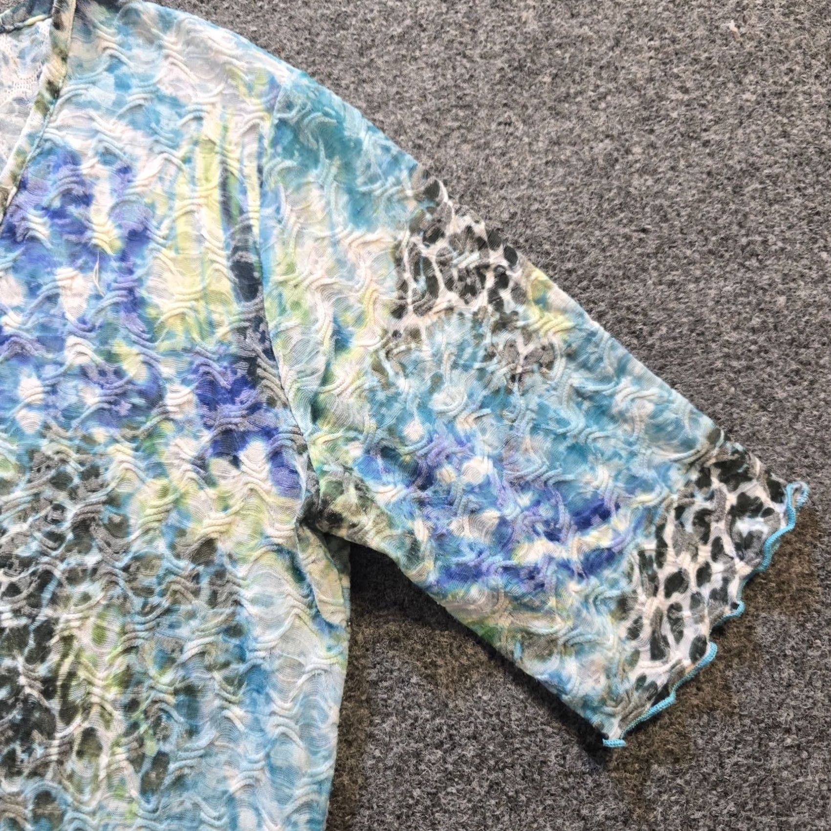 Vintage Snoskins Top Womens Regular Medium Blue Leopard Textured Short Sleeve T-Shirt Casual Elbow Sleeve Knit Polyester V-Neck Size M / US 6-8 / IT 42-44 - 4 Thumbnail