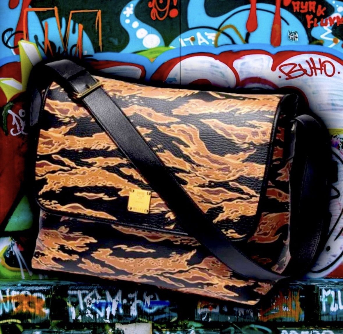 MCM 💎 ViNTaGe 💎 McM ❌PHeNoMeNoN TiGeR 🐅 CaMo 🔥 MeSSeNGeR BaG 💼 Size ONE SIZE - 1 Thumbnail