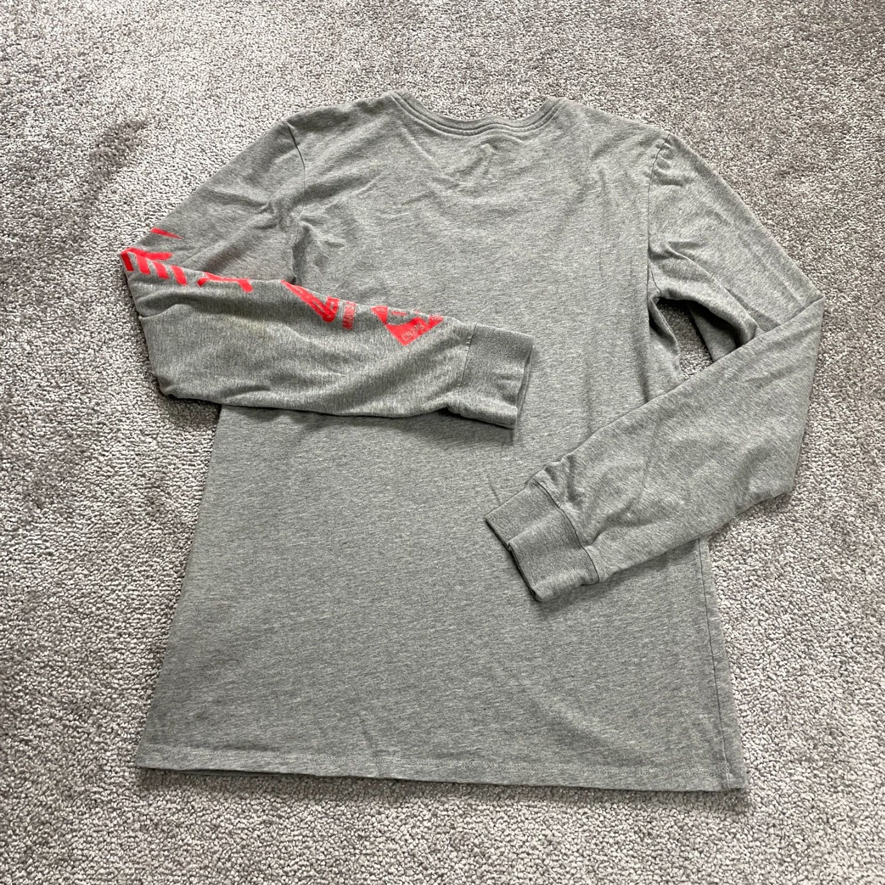 Nike Nike Tee Dri-Fit T-Shirt Mens Small Gray Graphic Long Sleeve Crew Neck Graphic Size S / US 4 / IT 40 - 2 Thumbnail