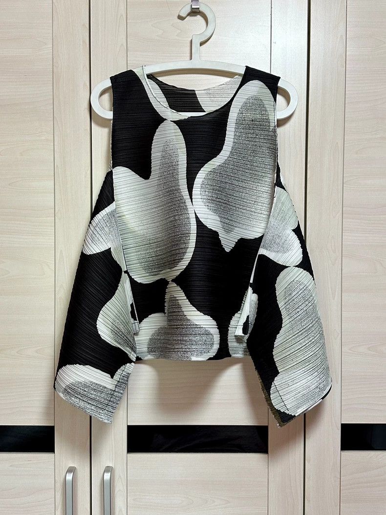 Issey Miyake Cloud spring vest