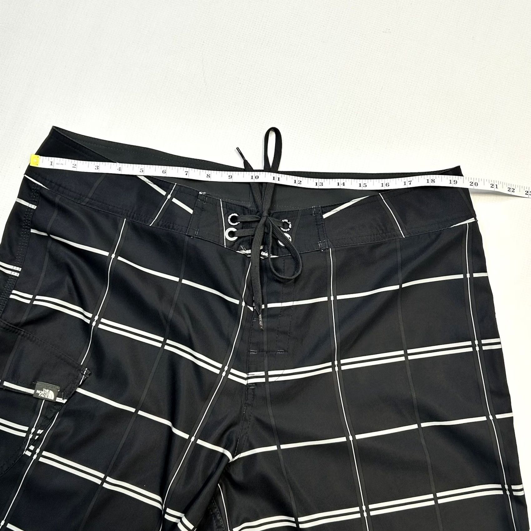 The North Face VINTAGE The North Face Board Shorts Mens 38 Black White Plaid Cargo Pocket Size US 38 / EU 54 - 7 Thumbnail