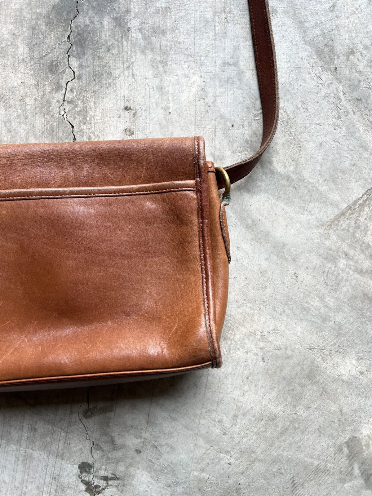 Coach Vintage Coach Willis British Tan Leather Bag Size ONE SIZE - 14 Thumbnail