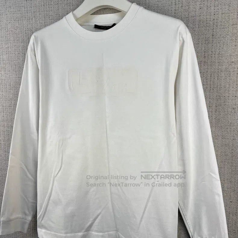 Louis Vuitton Louis Vuitton Embossed logo round neck long sleeve Size US M / EU 48-50 / 2 - 2 Thumbnail