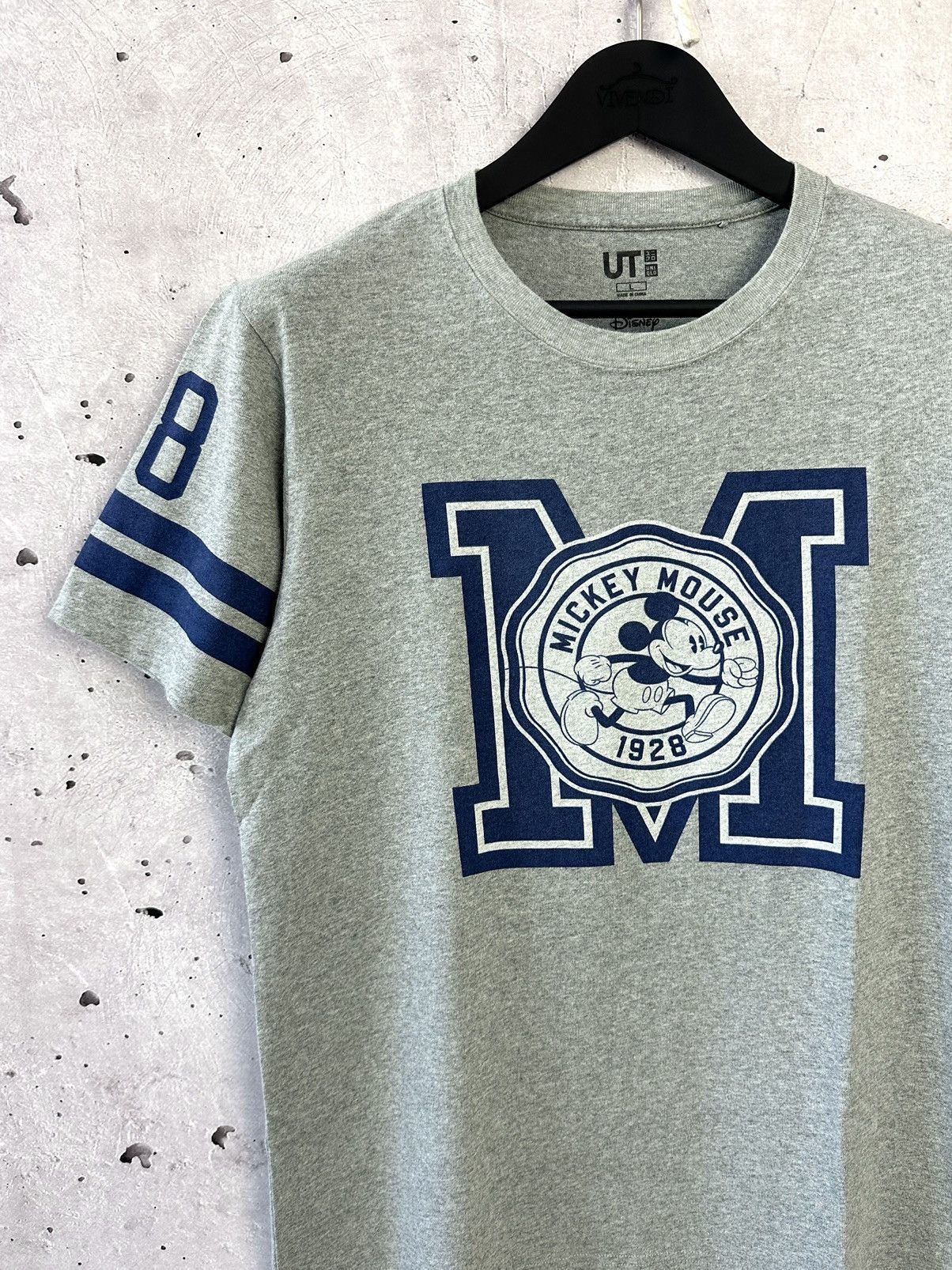Uniqlo Uniqlo Disney Mickey Mouse Printed Grey T-shirt Size US M / EU 48-50 / 2 - 2 Thumbnail
