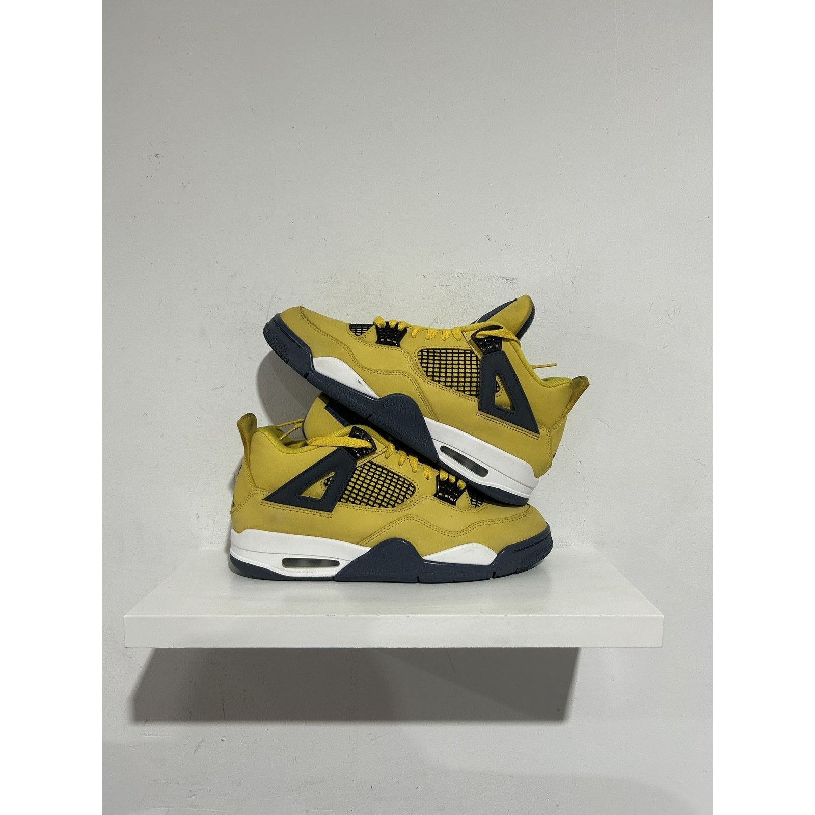 Nike JORDAN 4 RETRO LIGHTNING SIZE 10 PREOWNED Size US 10 / EU 43 - 1 Thumbnail