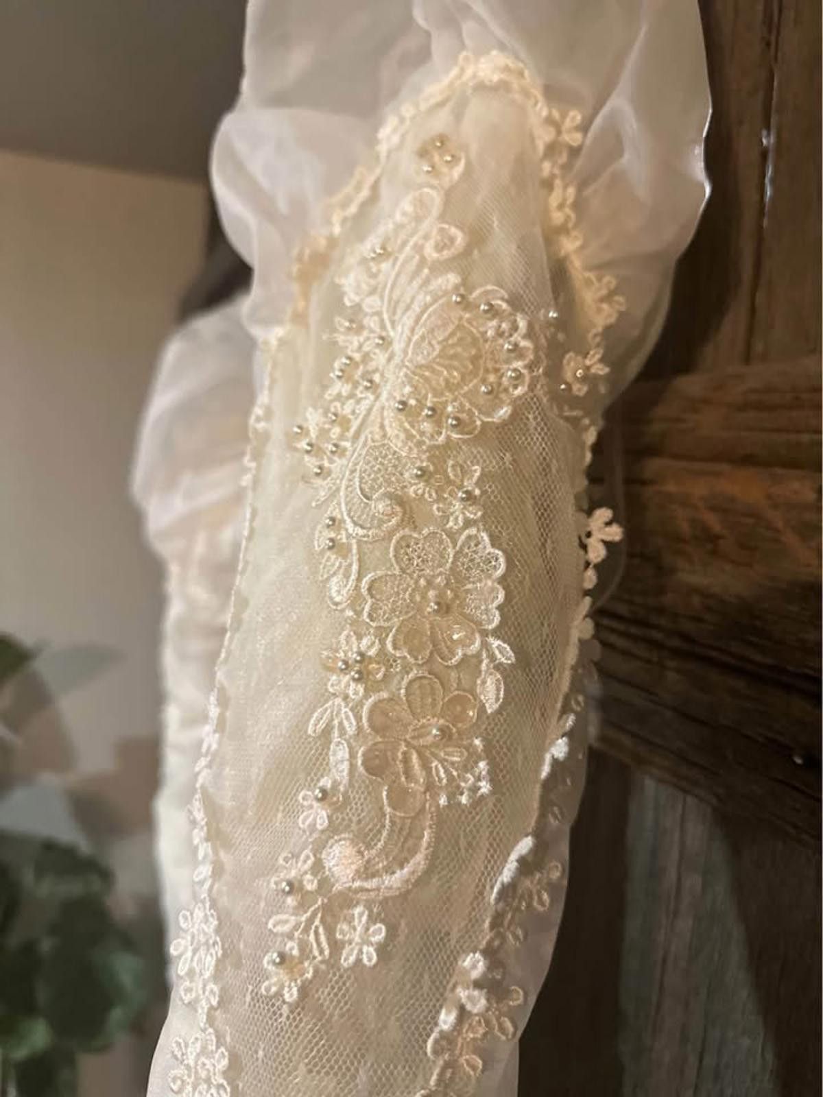 Unknown London Vintage White Long Sleeve Wedding Dress with Lace Details Size M / US 6-8 / IT 42-44 - 4 Thumbnail