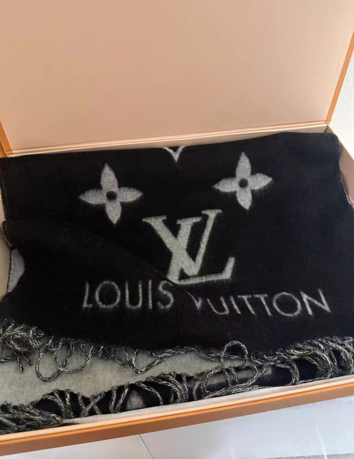 Louis Vuitton Louis Vuitton Reversible Full-print Cashmere Scarf J38 Size ONE SIZE - 1 Thumbnail