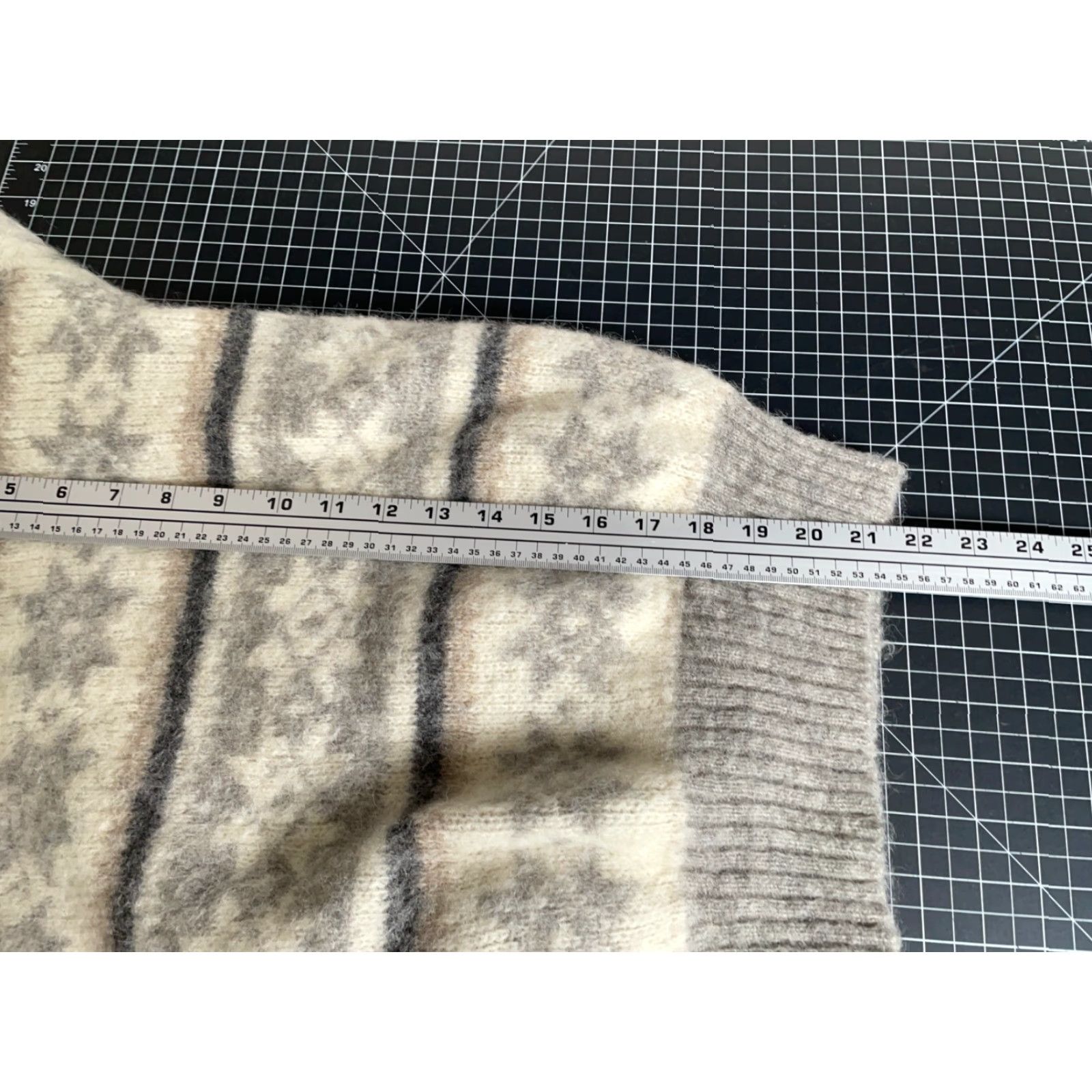 Vintage VINTAGE Hilda Sweater Women's Small Ivory Gray Snowflake Icelandic 60s Fair Isle Knit's Pullover Crew Neck Wool Jumper Size S / US 4 / IT 40 - 6 Thumbnail