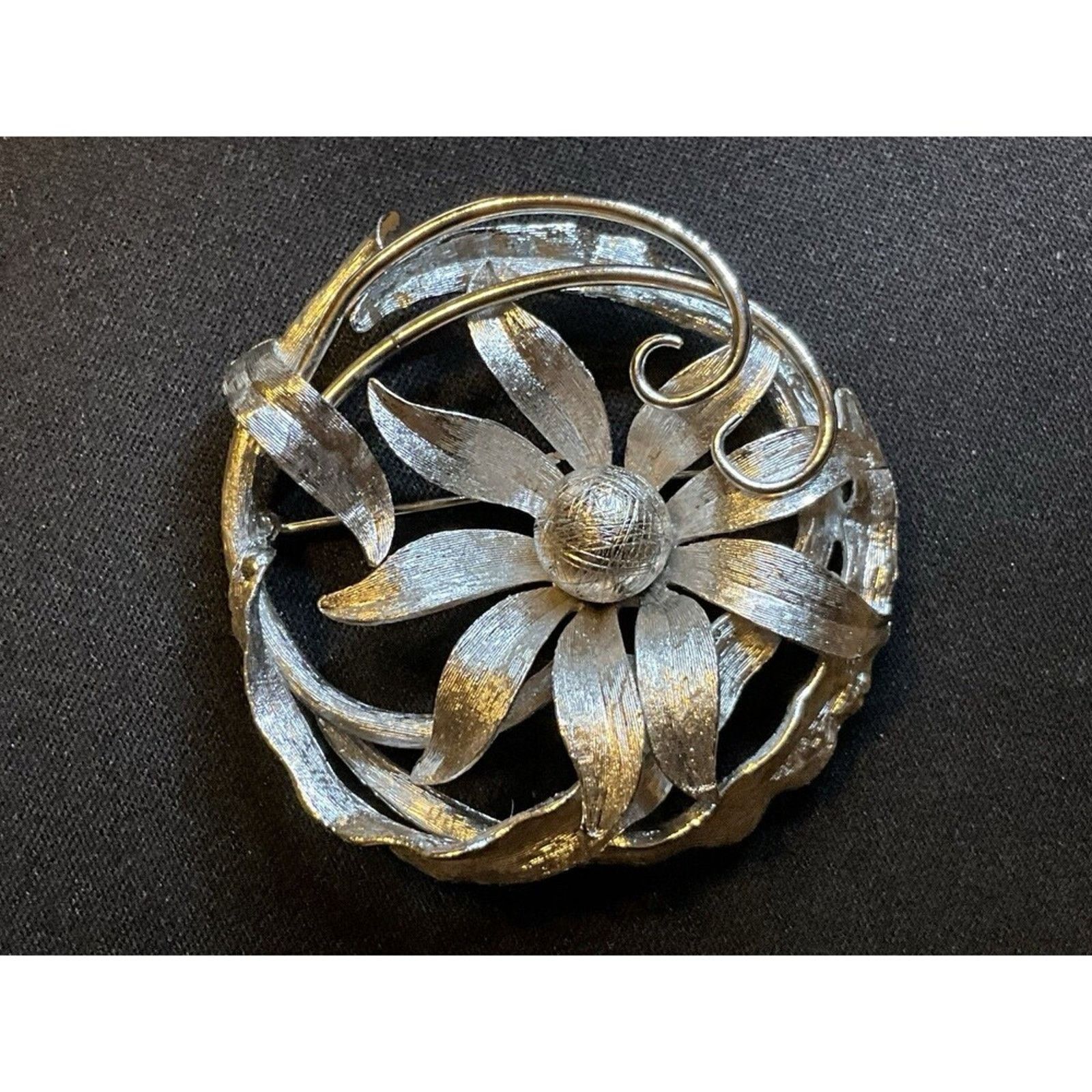 Other Silver Tone Flower Brooch EUC Size ONE SIZE - 2 Thumbnail