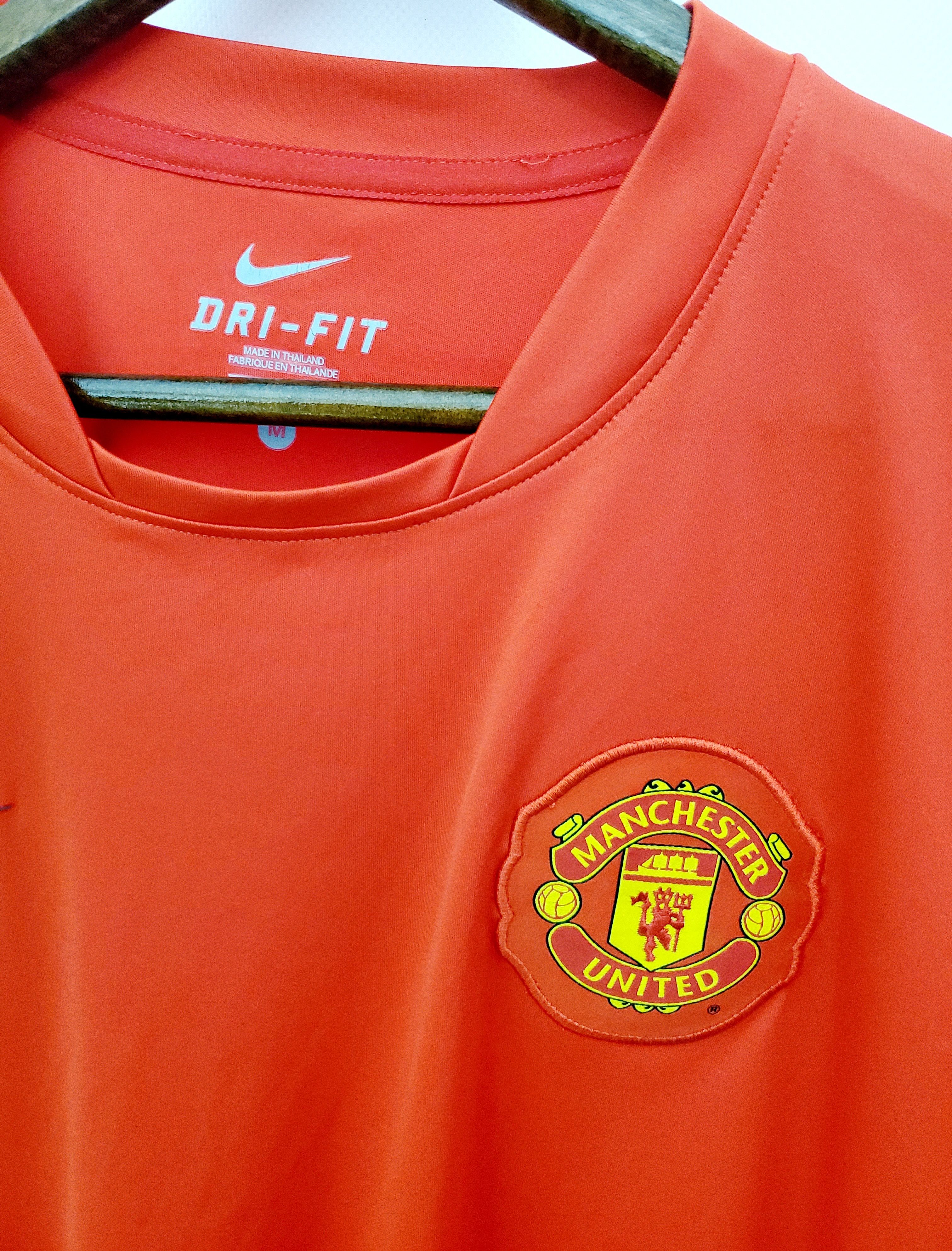 Nike MANCHESTER UNITED FC 2010-11 Soccer Jersey size M perfect Size US M / EU 48-50 / 2 - 3 Thumbnail