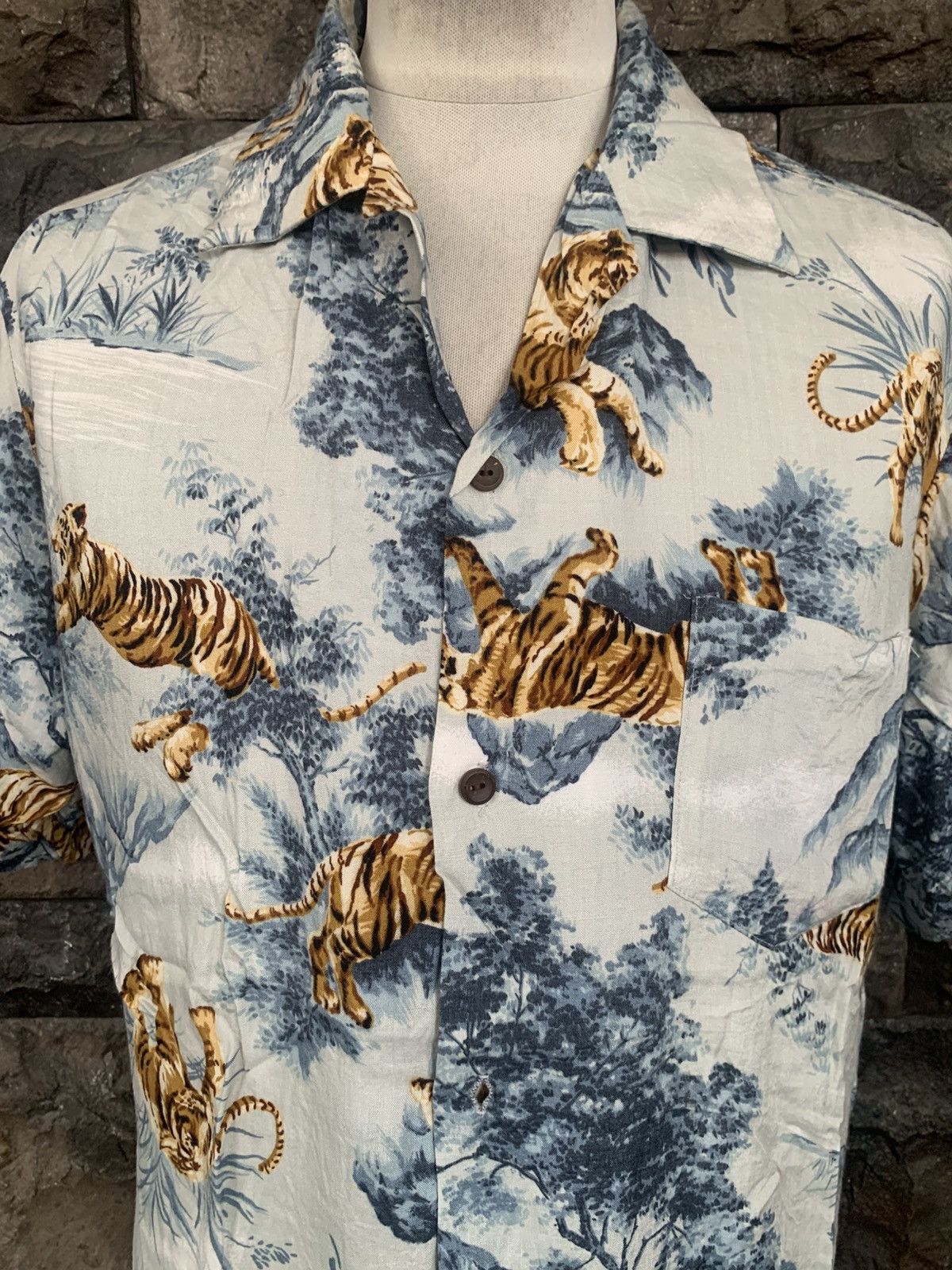 Vintage Vintage 90s Malihini Hawaii Tigers Rayon Shirt Size US M / EU 48-50 / 2 - 2 Thumbnail