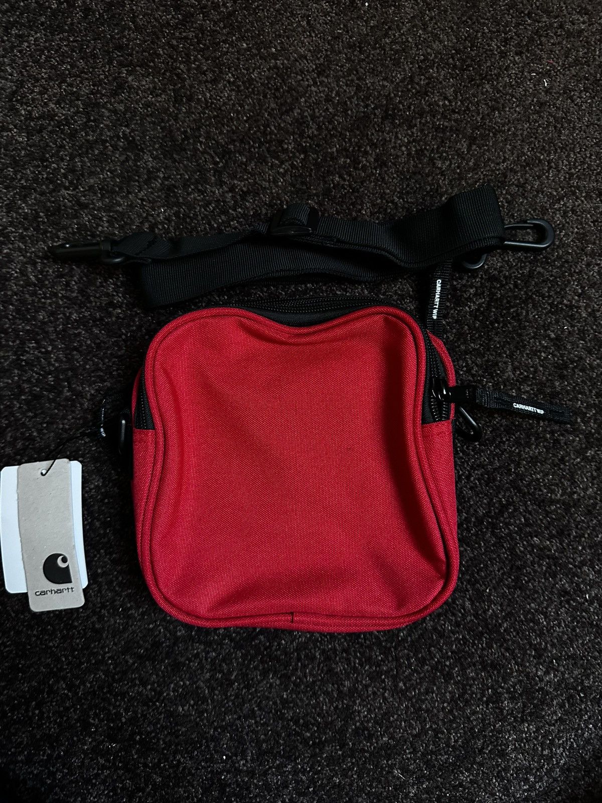 Carhartt Sac a bandouliere Carhartt Essentials Bag rouge Grailed