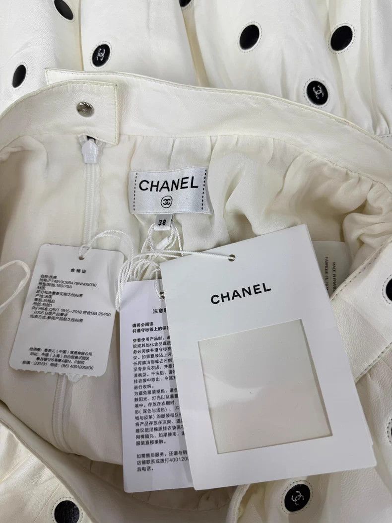 Chanel Chanel 23S black and white polkidot leather skirt Size 25" / US 0 / IT 36 - 4 Thumbnail