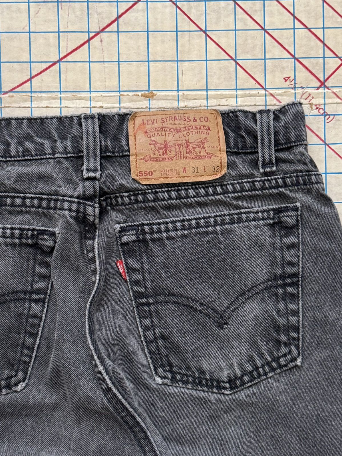 Levi's × Vintage Vintage 90’s Levi’s 550 Relaxed Fit Tapered Leg Faded Black Size US 30 / EU 46 - 12 Thumbnail