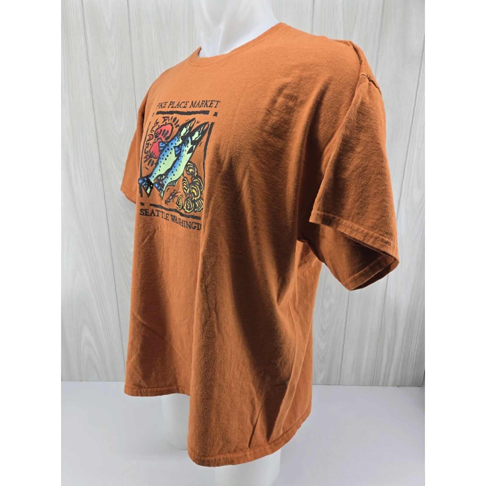 Port & Company Pike Place Market Seattle Washington Graphic T-shirt Men's 2XL Orange Port & Company Shirt Short Sleeve Crew Neck City Logo Size US XXL / EU 58 / 5 - 4 Thumbnail