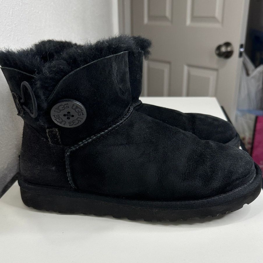 Ugg UGG Black Suede Furry Mini Bailey Button Ankle Boot 6 Size US 6 / IT 36 - 5 Thumbnail