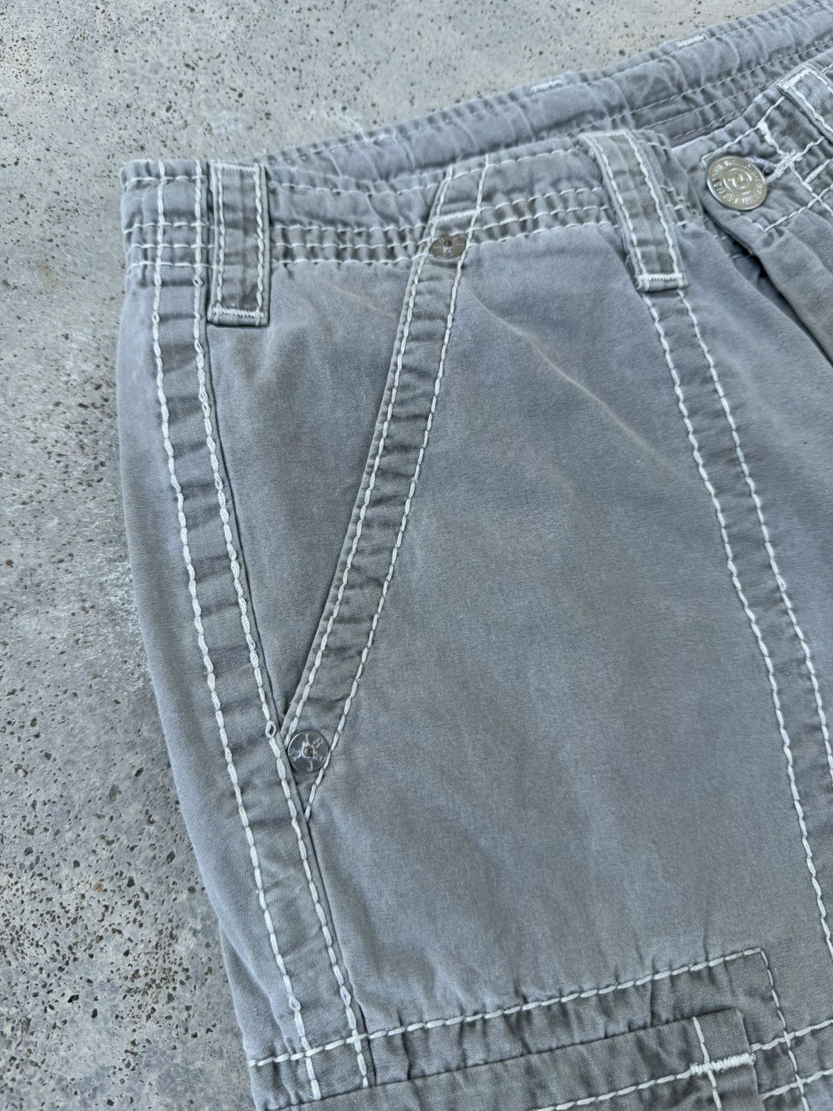 True Religion 2000s True Religion Multipocket y2k Cargos Short Size US 31 - 5 Thumbnail