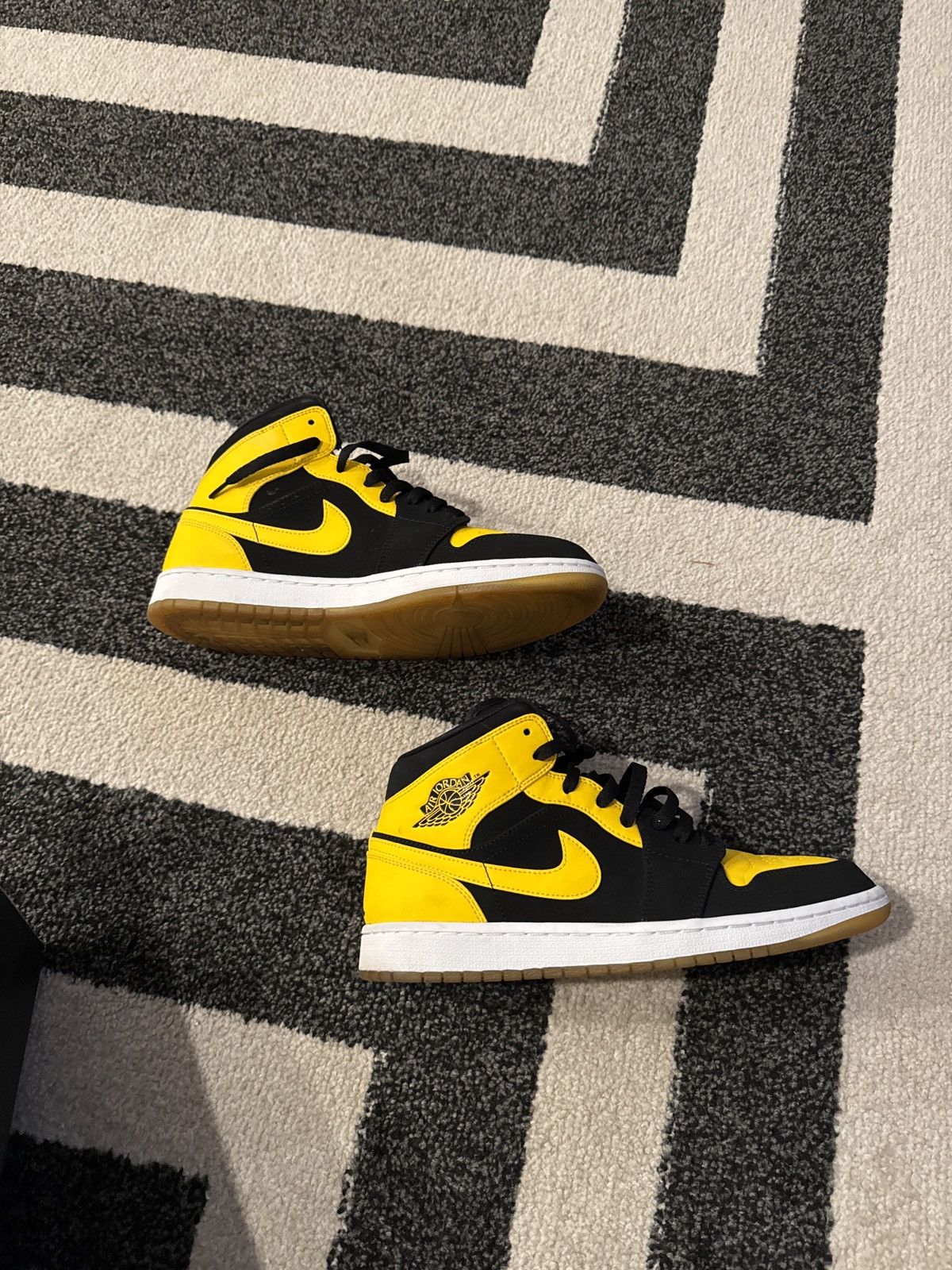 Nike Air Jordan 1 Mid Black/Yellow Size US 10 / EU 43 - 7 Thumbnail