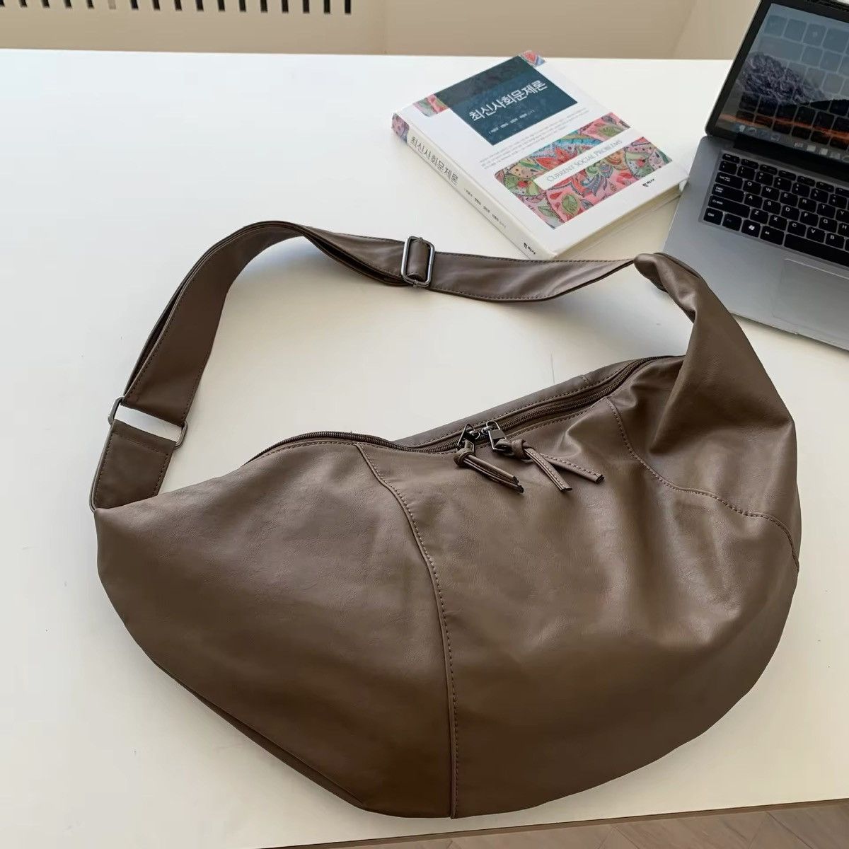 Japanese Brand Y2K Versatile Leather Messenger Bags Size ONE SIZE - 3 Thumbnail