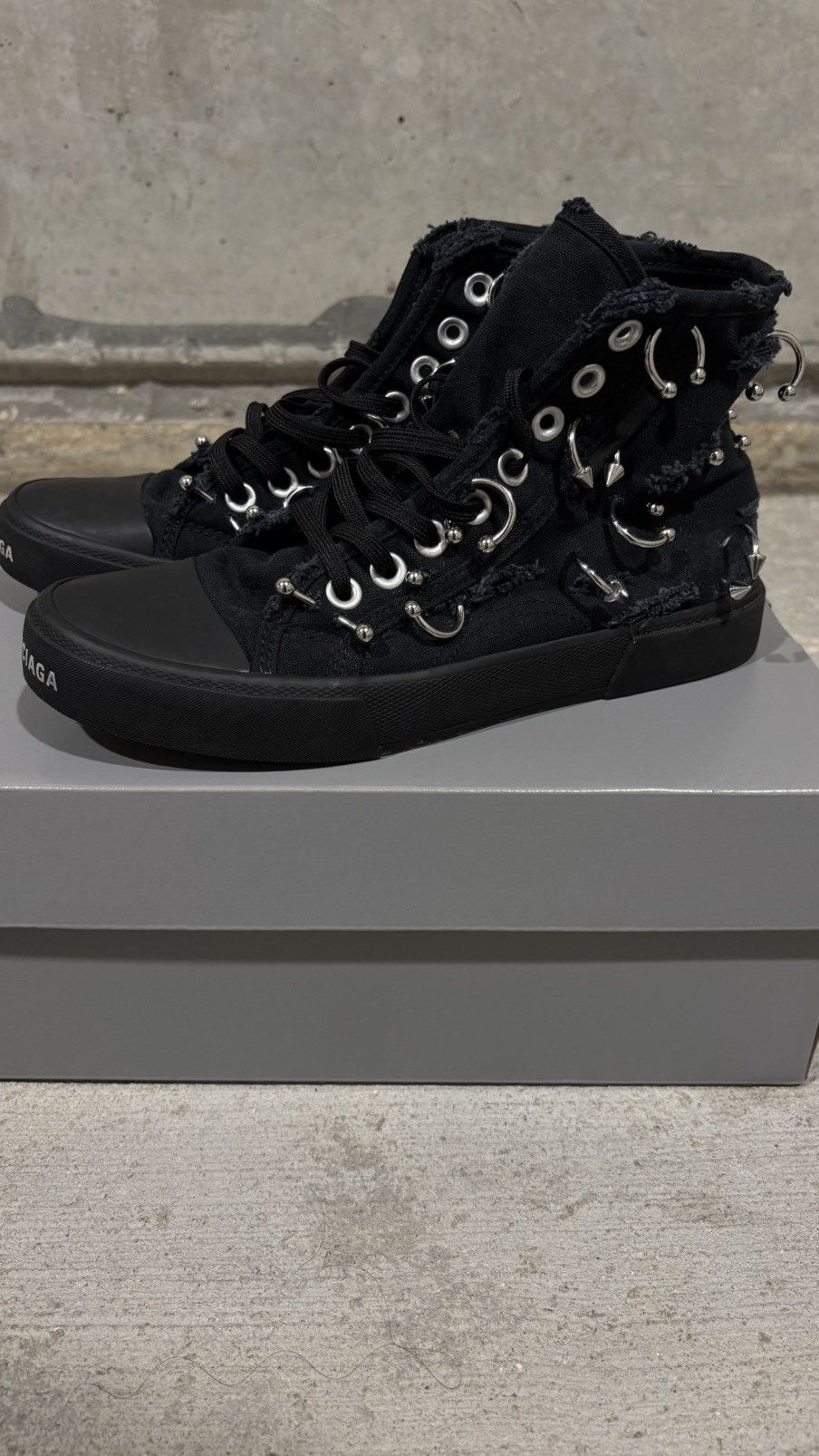 Balenciaga Balenciaga Distressed Pierced Paris Sneaker Size US 9 / EU 42 - 1 Thumbnail