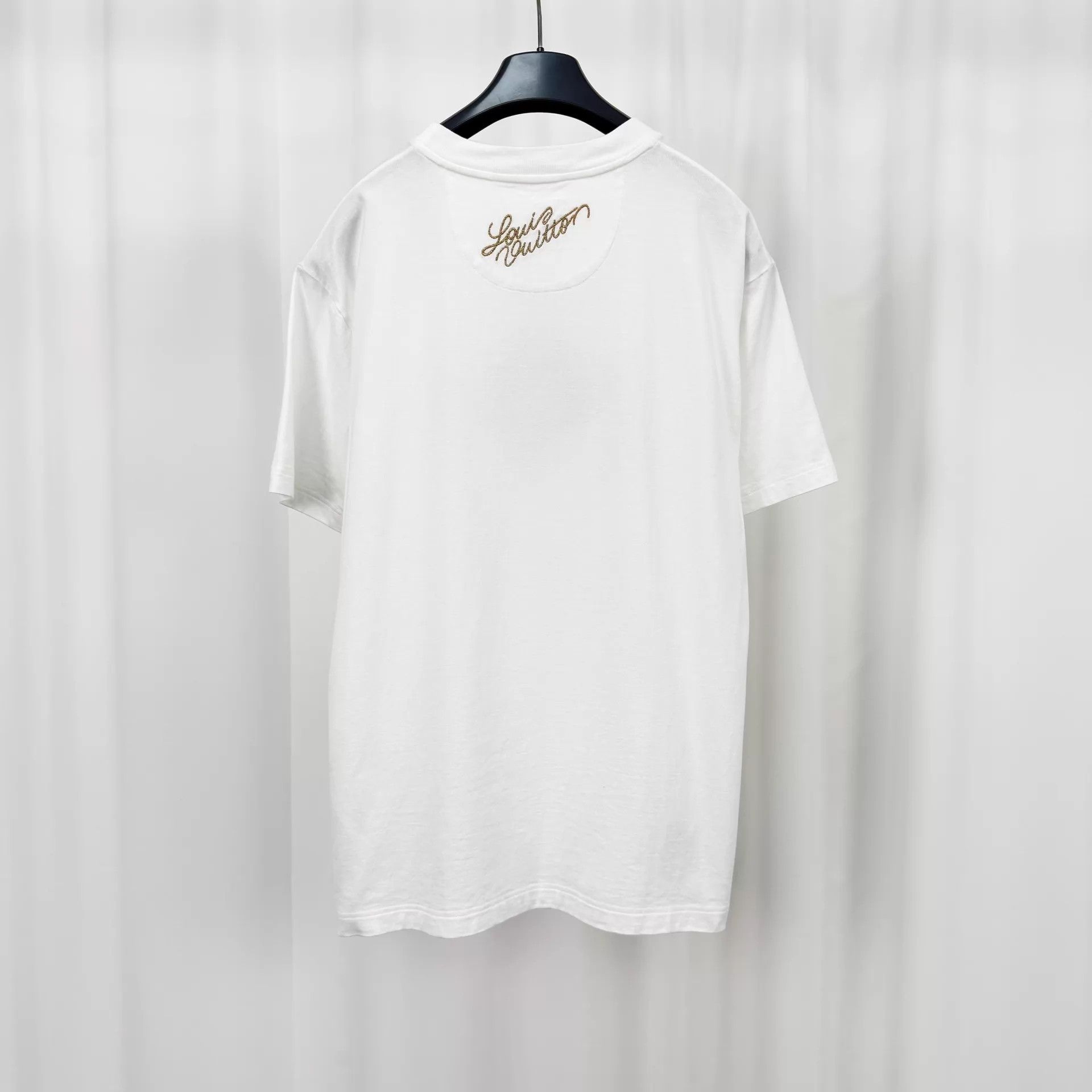 Louis Vuitton LV 25SS Badge Embroidered Tee M 99 New KL11264 8700 Size US M / EU 48-50 / 2 - 2 Thumbnail