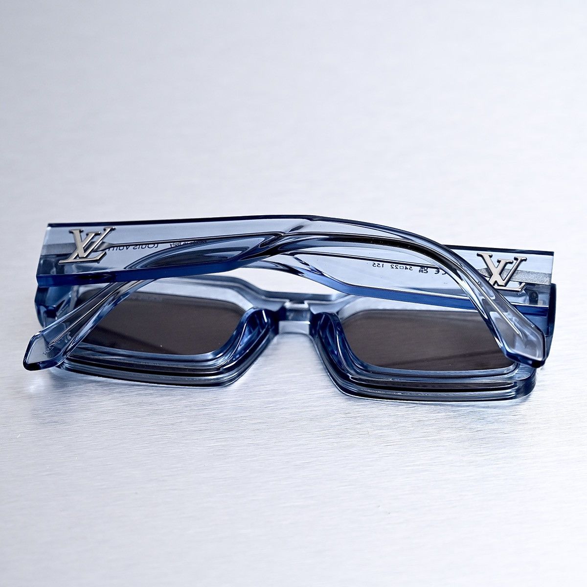 Louis Vuitton LOUIS VUITTON CRYSTAL BLUE SUNGLASSES Size ONE SIZE - 9 Thumbnail
