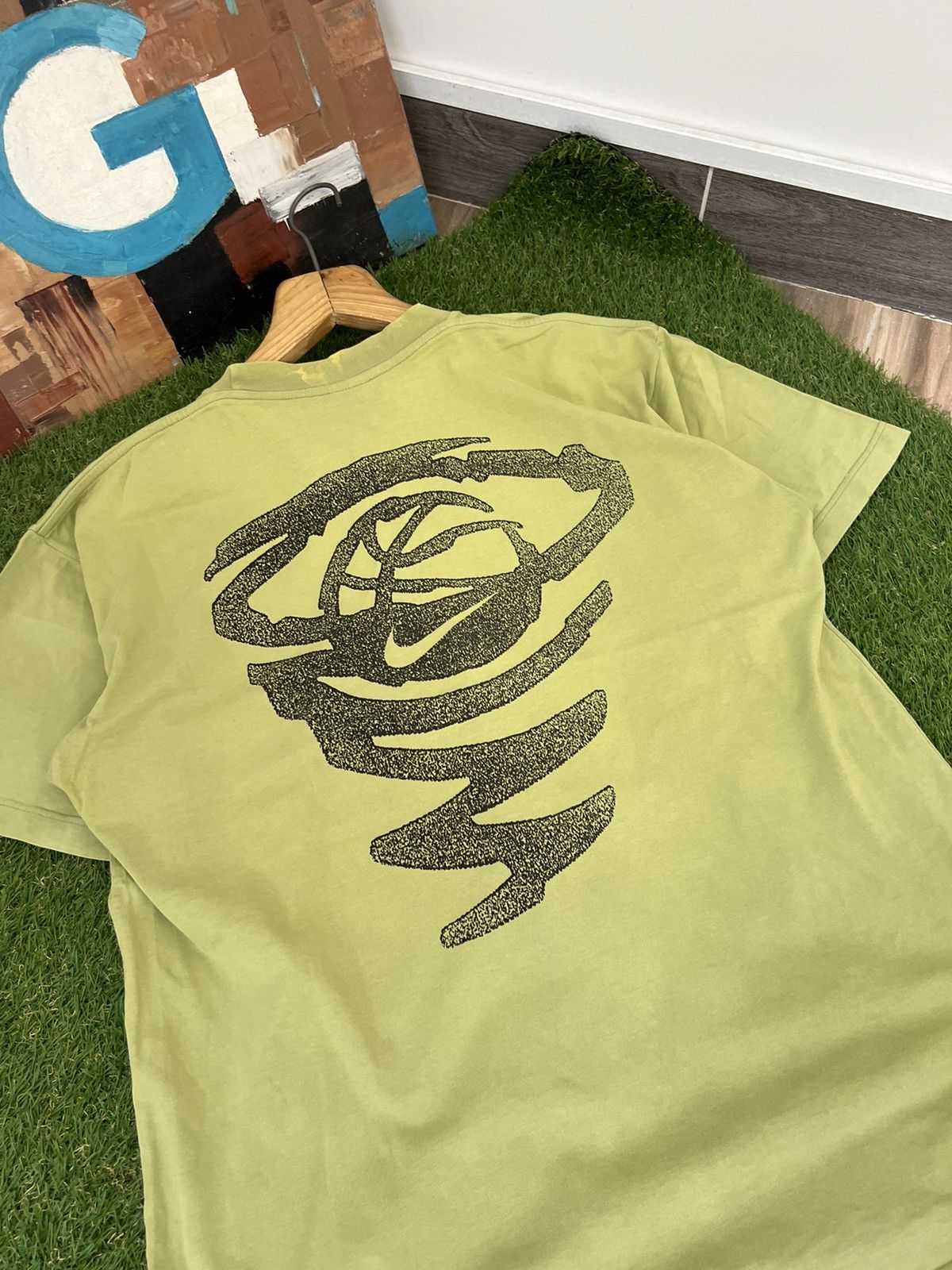 Vintage Vintage 90s Nike Basketball Big Logo T Shirt Size US L / EU 52-54 / 3 - 14 Thumbnail